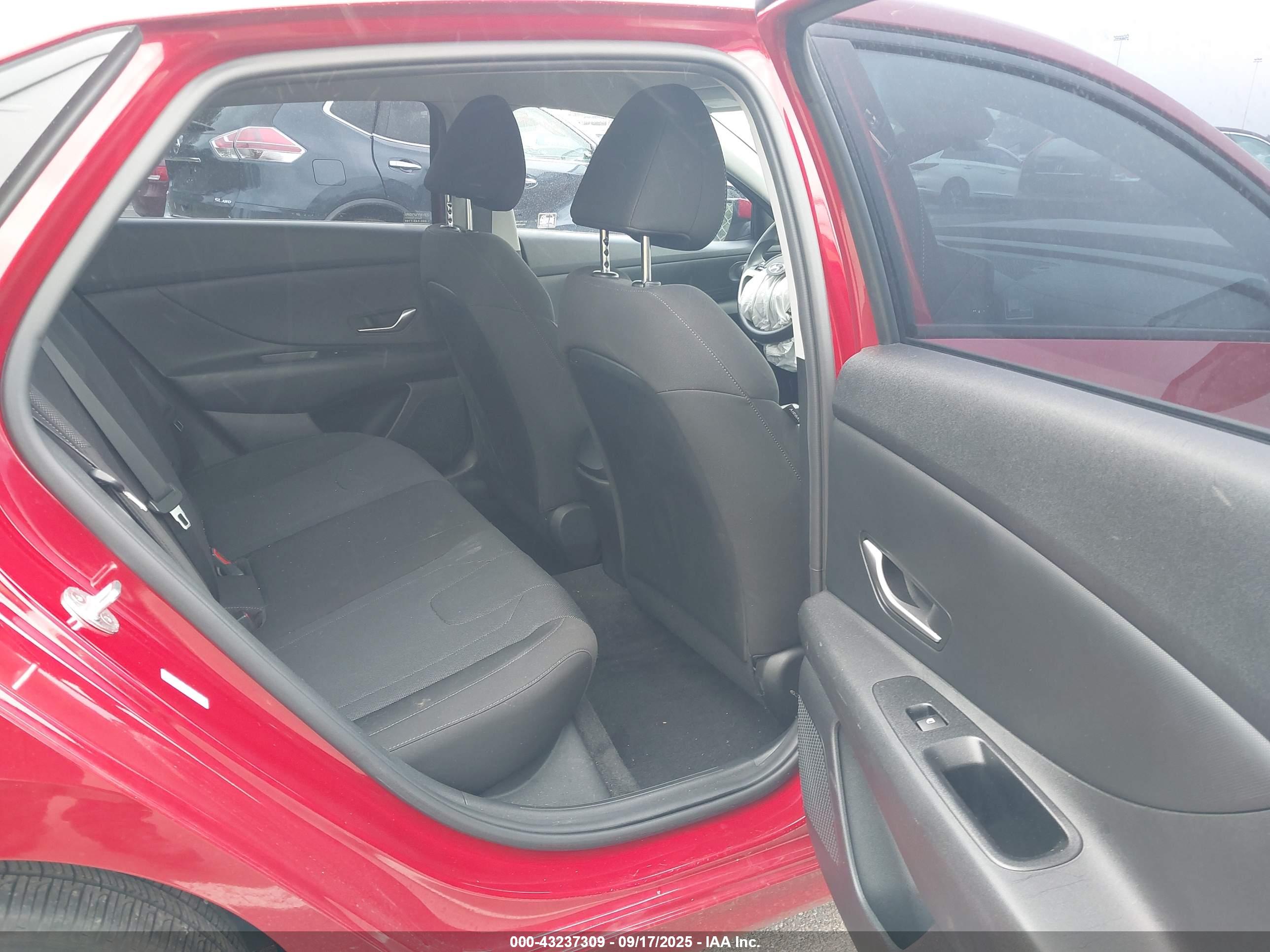 HYUNDAI ELANTRA image 8