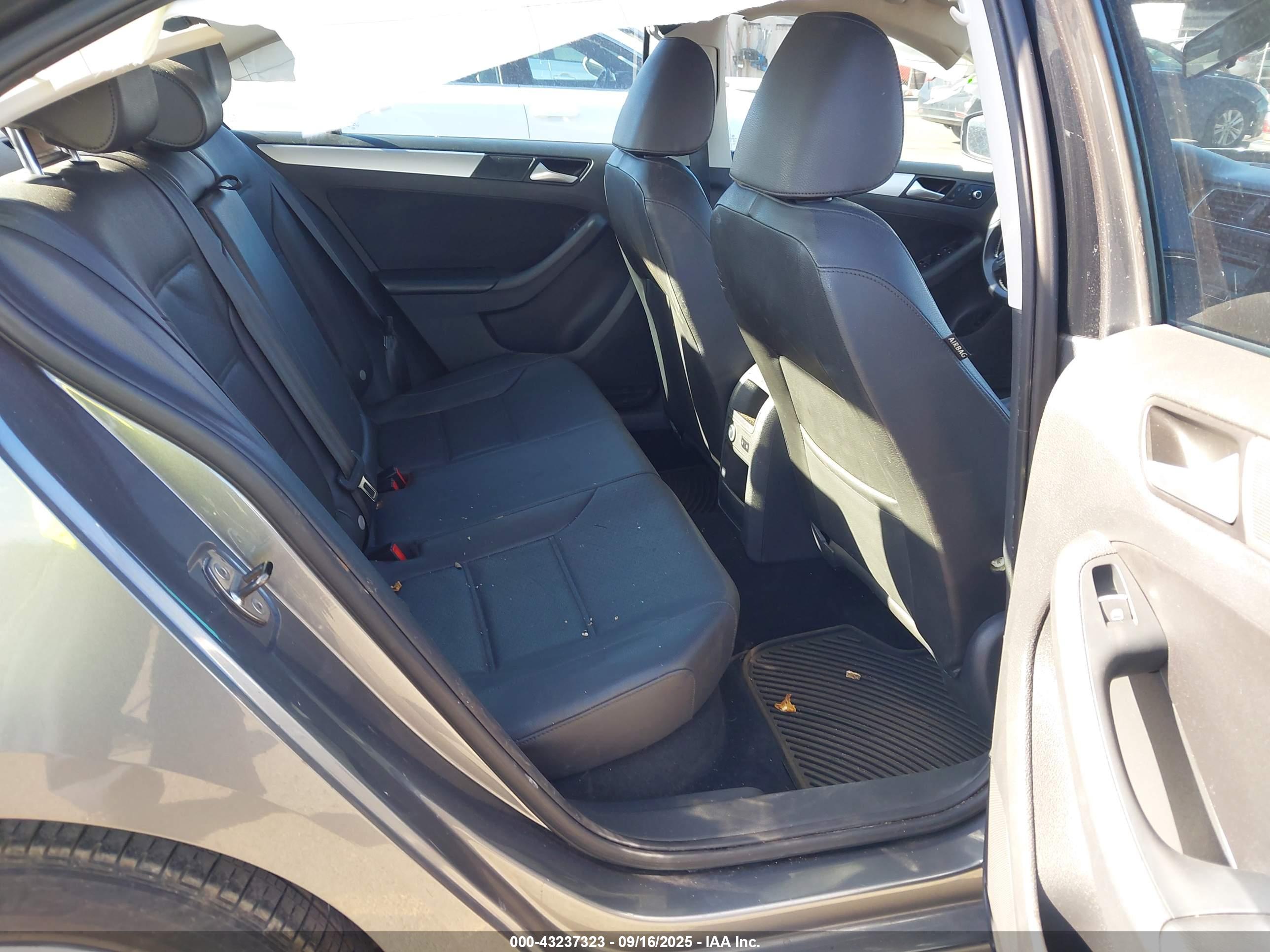 VOLKSWAGEN JETTA image 8