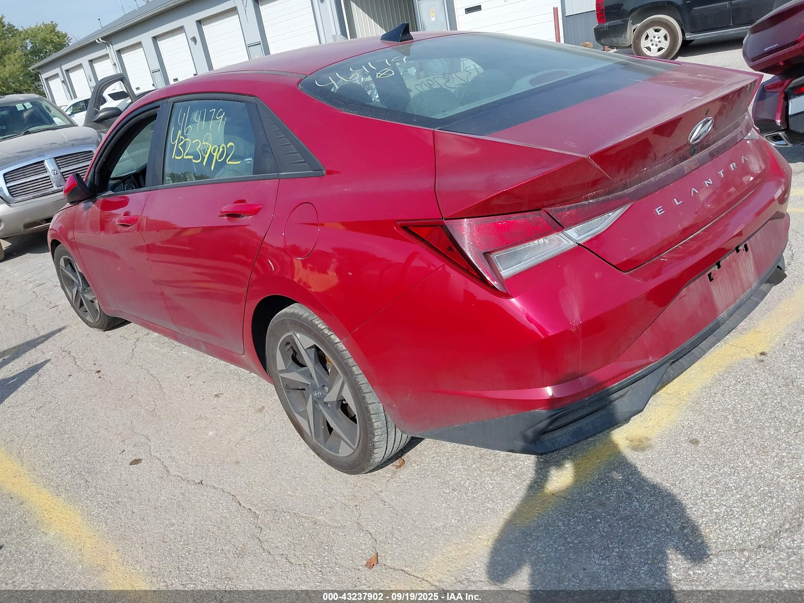 HYUNDAI ELANTRA image 3
