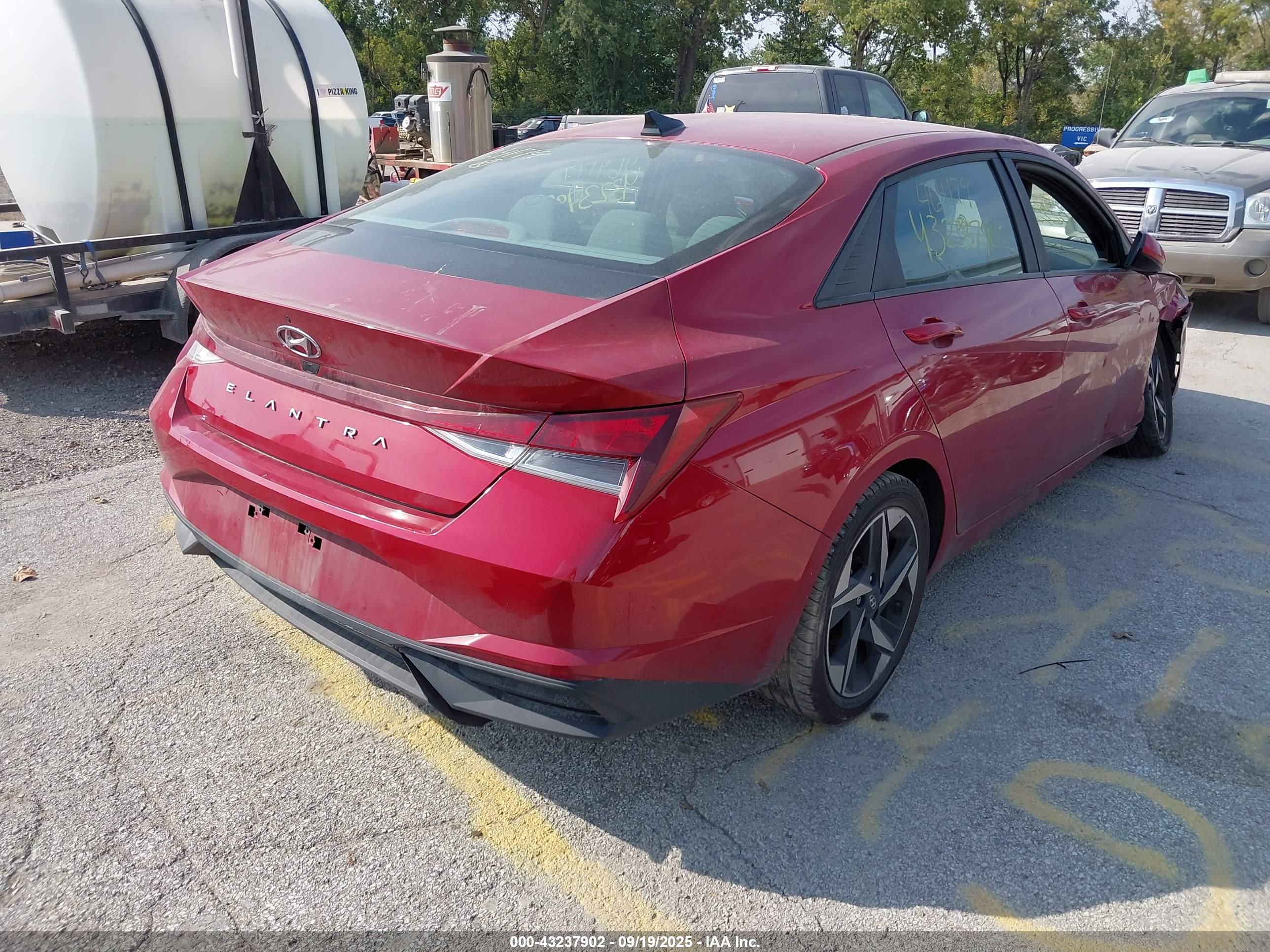HYUNDAI ELANTRA image 4