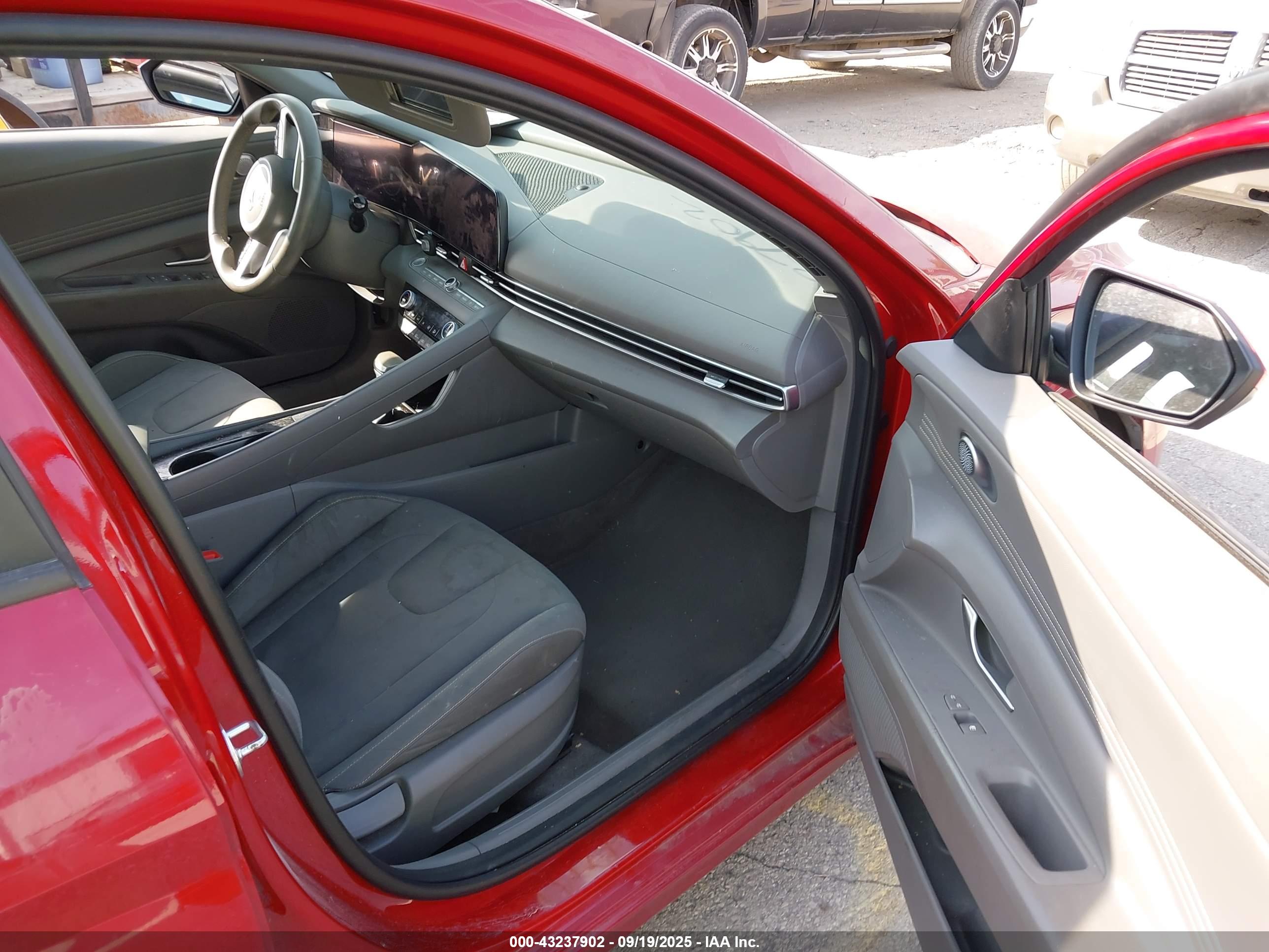 HYUNDAI ELANTRA image 5
