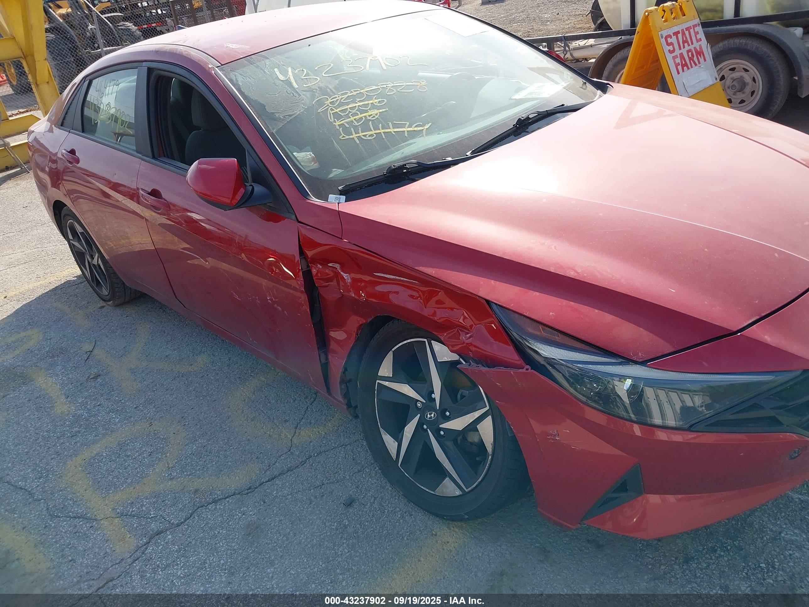 HYUNDAI ELANTRA image 6