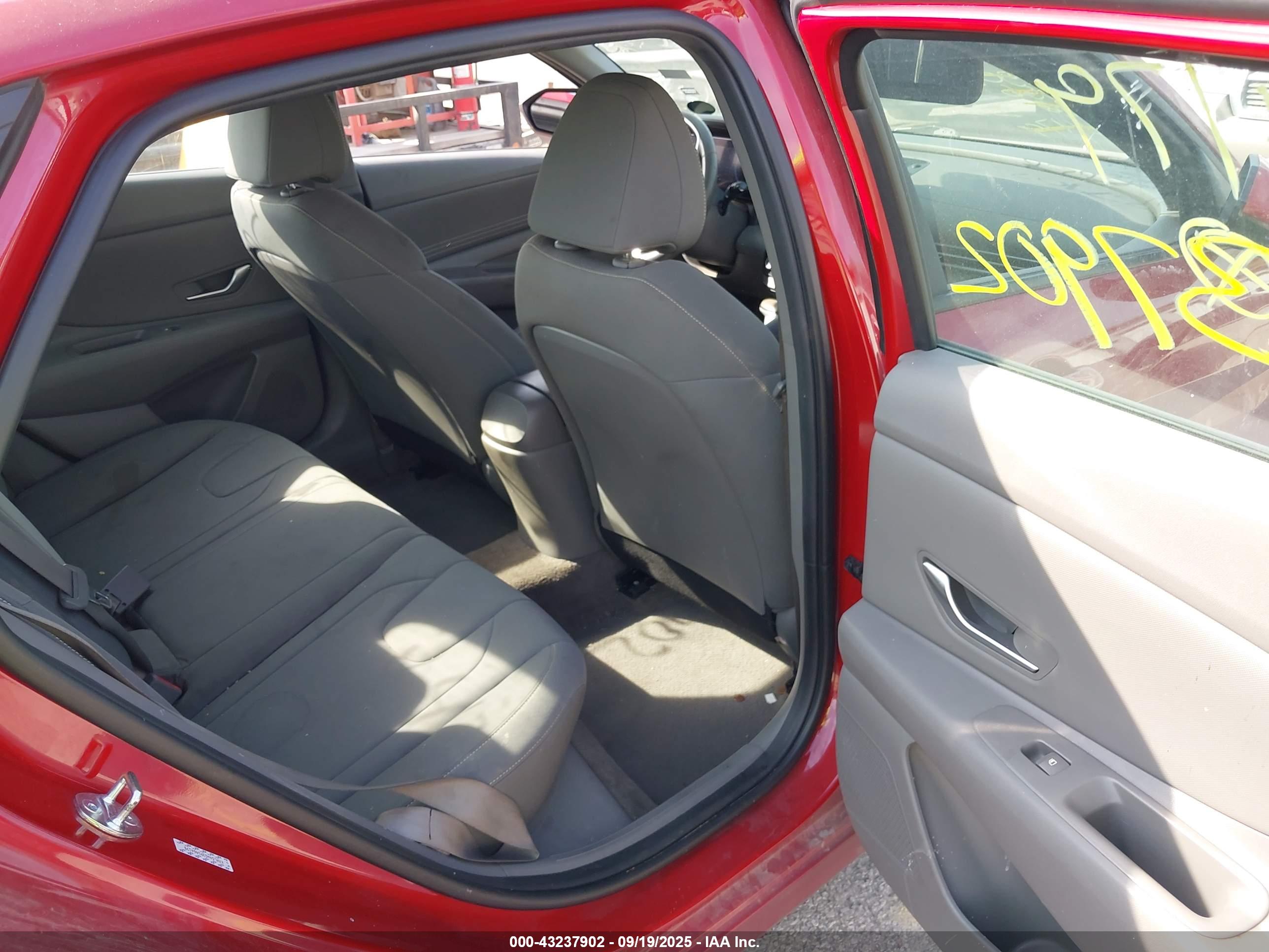 HYUNDAI ELANTRA image 8