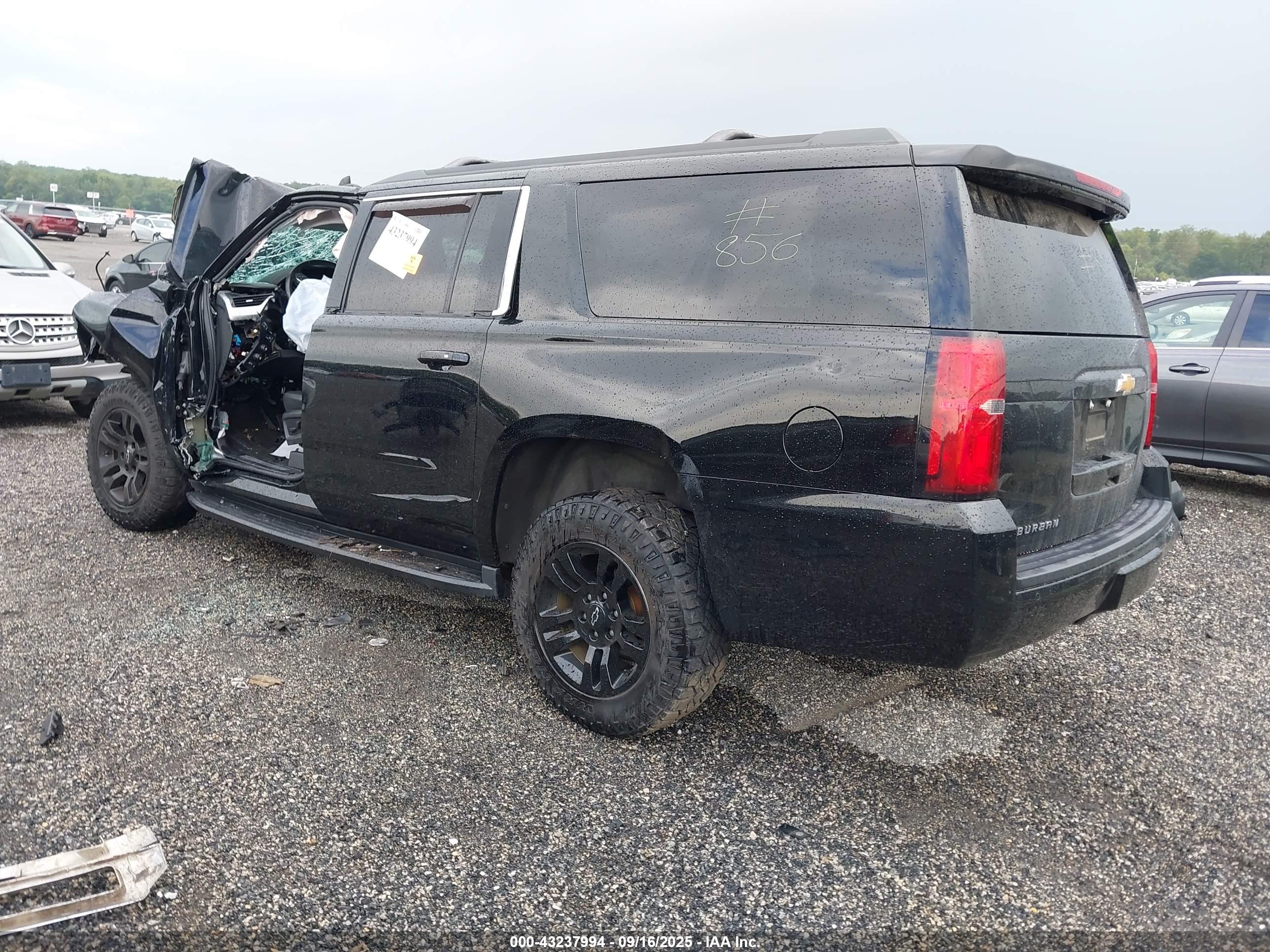 CHEVROLET SUBURBAN image 3