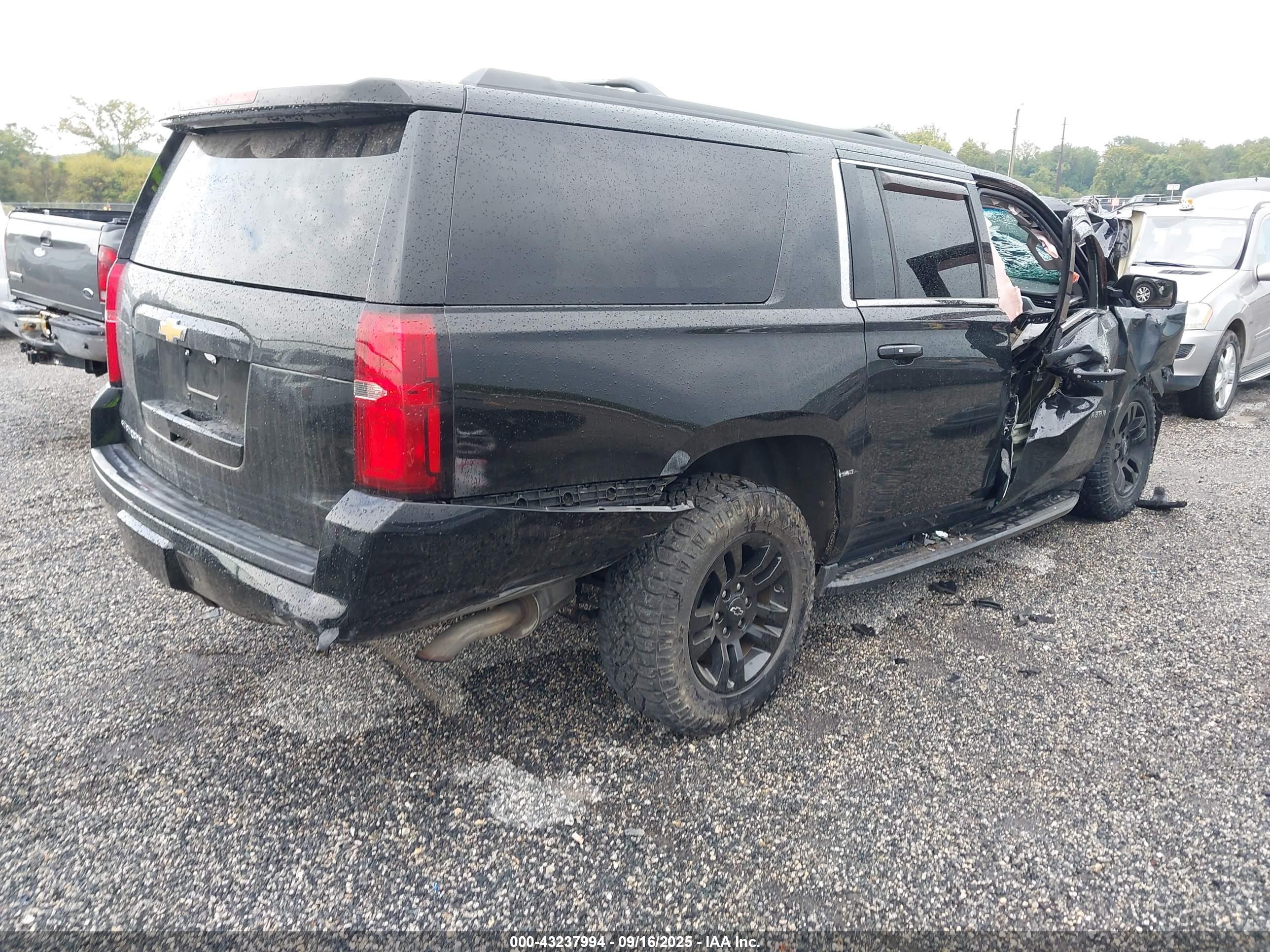 CHEVROLET SUBURBAN image 4