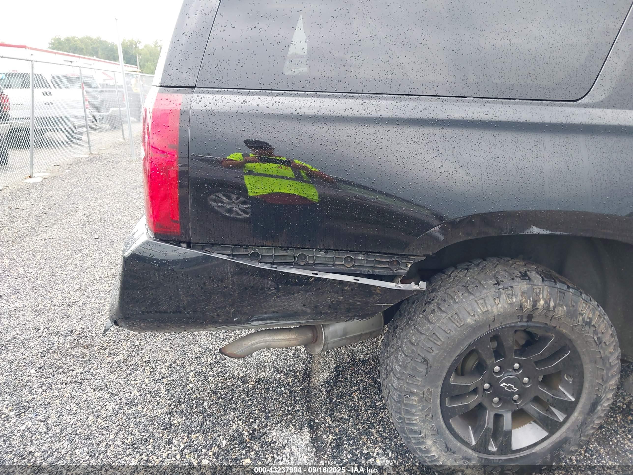 CHEVROLET SUBURBAN image 6