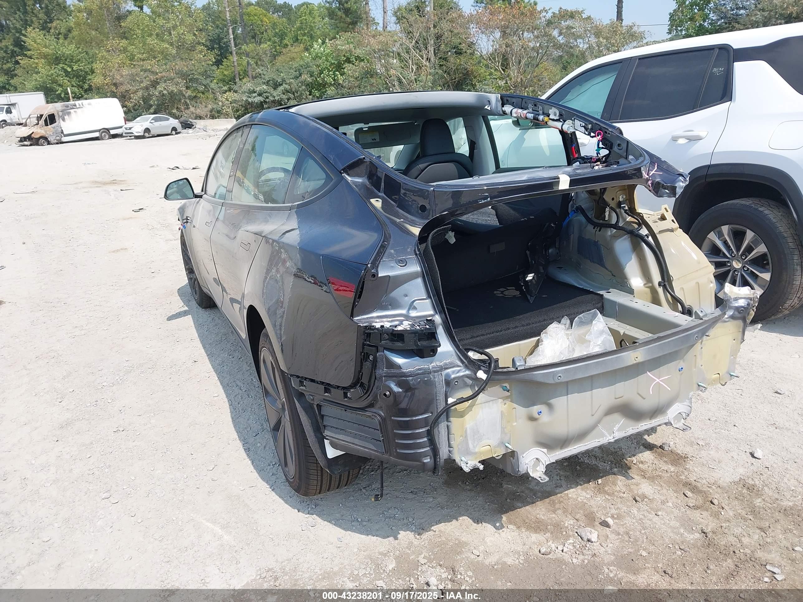 TESLA MODEL image 3