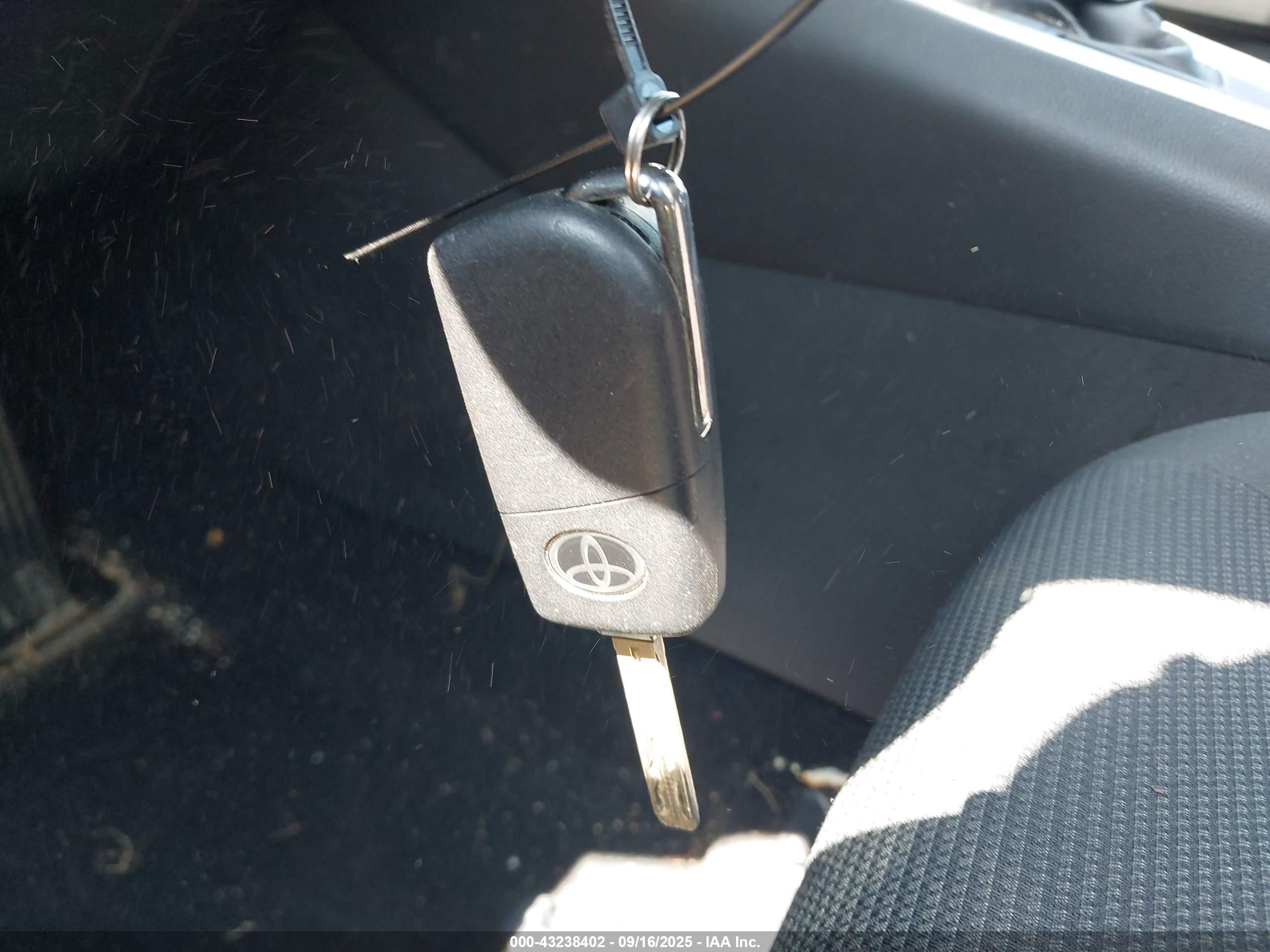 TOYOTA RAV4 image 11