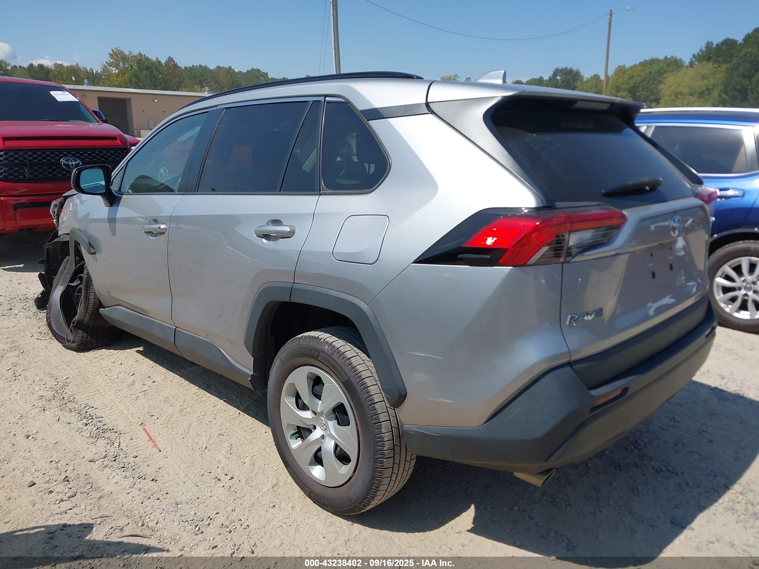 TOYOTA RAV4 image 3
