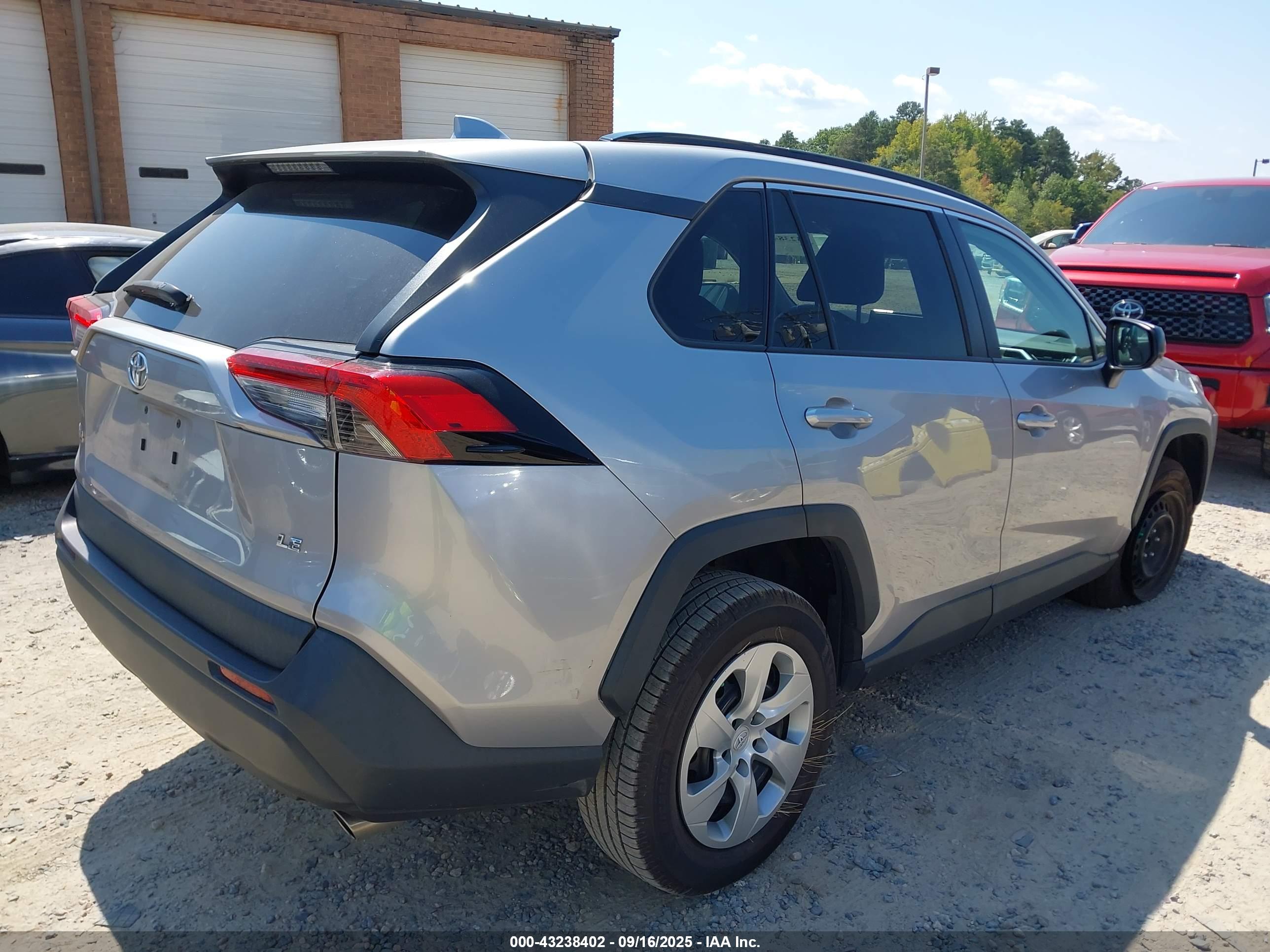 TOYOTA RAV4 image 4