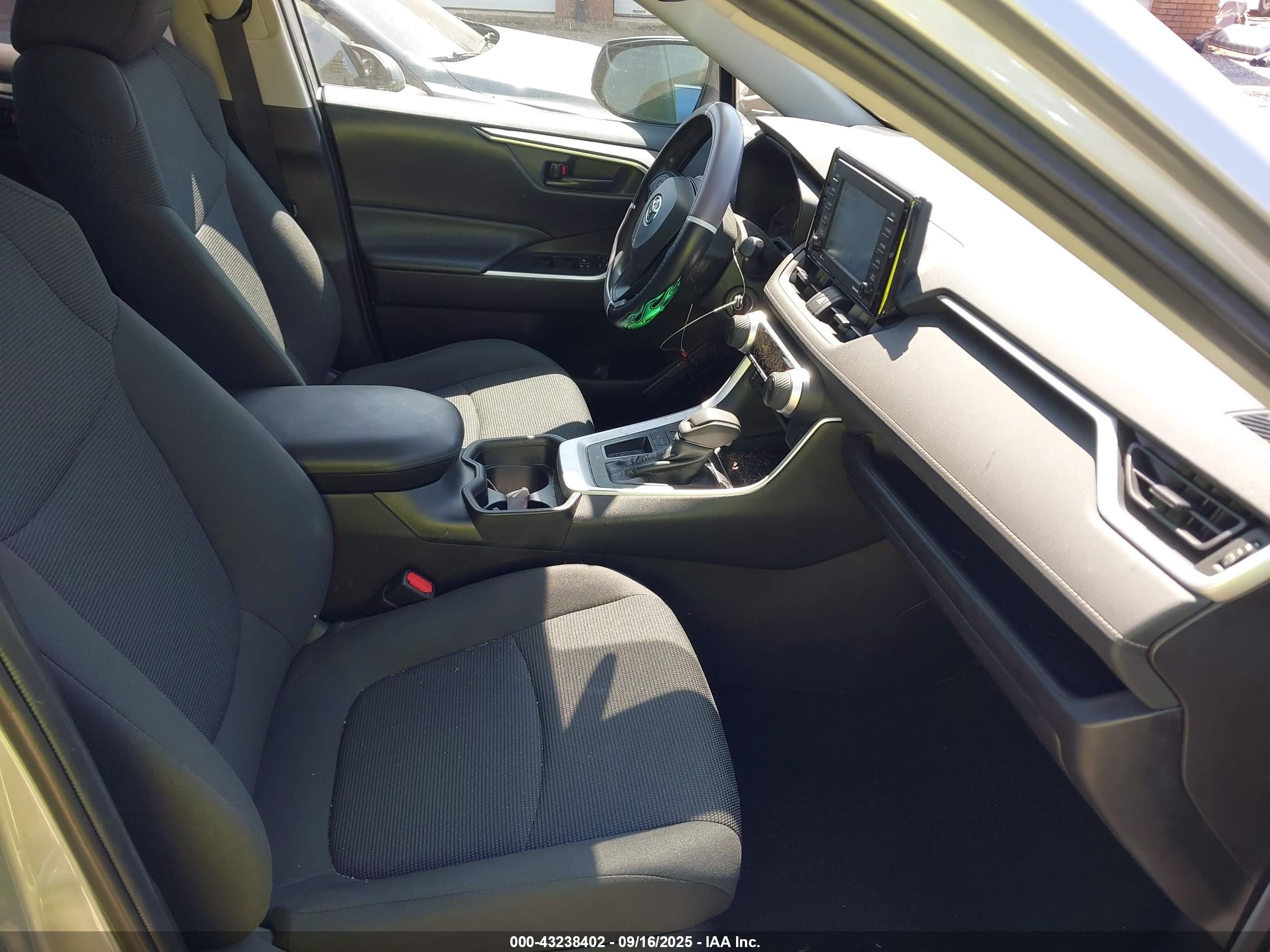 TOYOTA RAV4 image 5