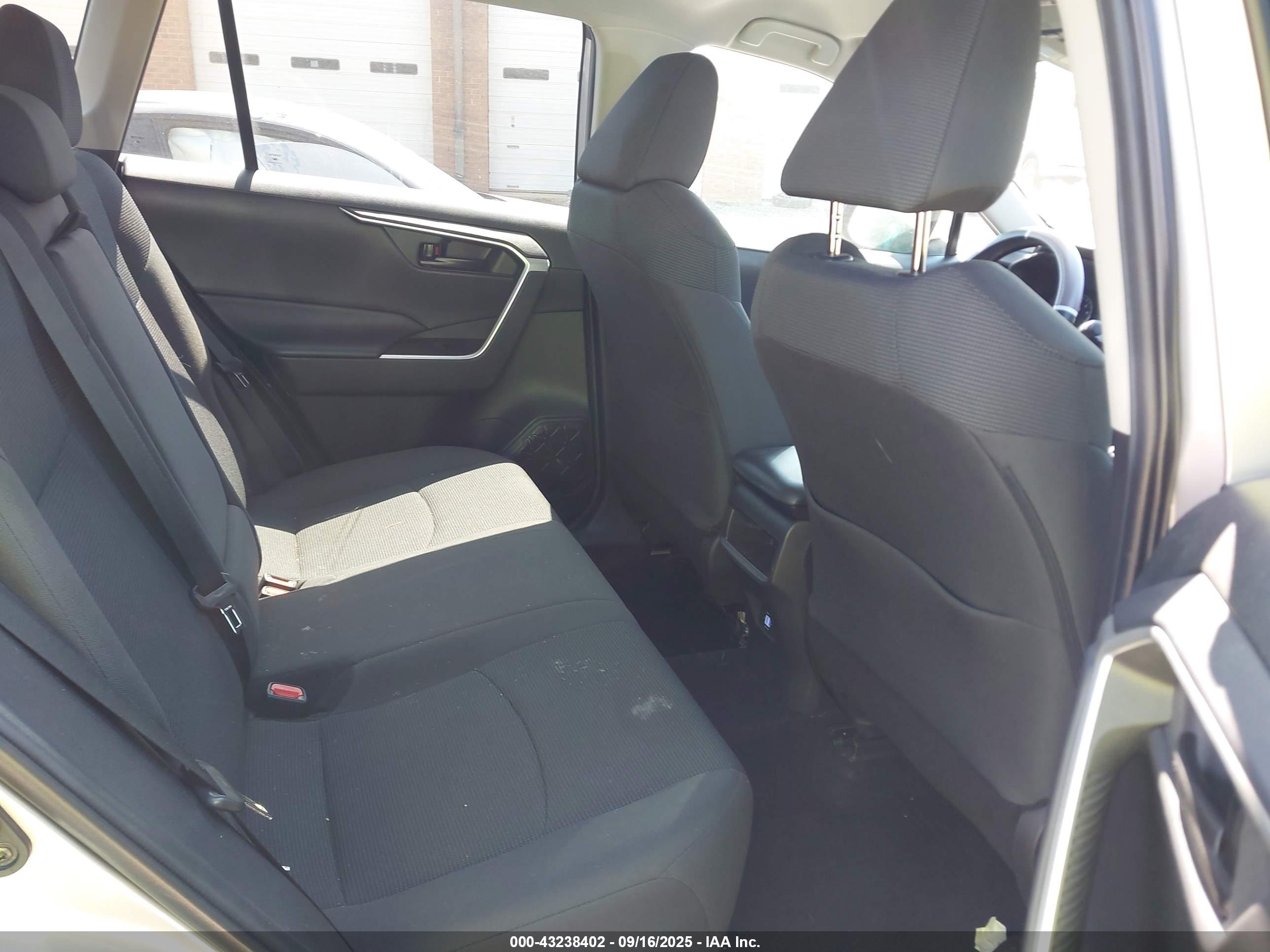 TOYOTA RAV4 image 8