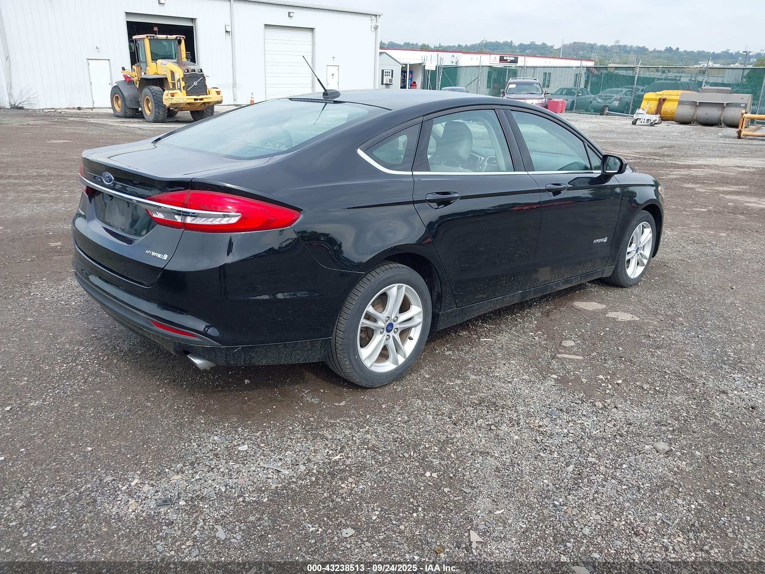 FORD FUSION image 4
