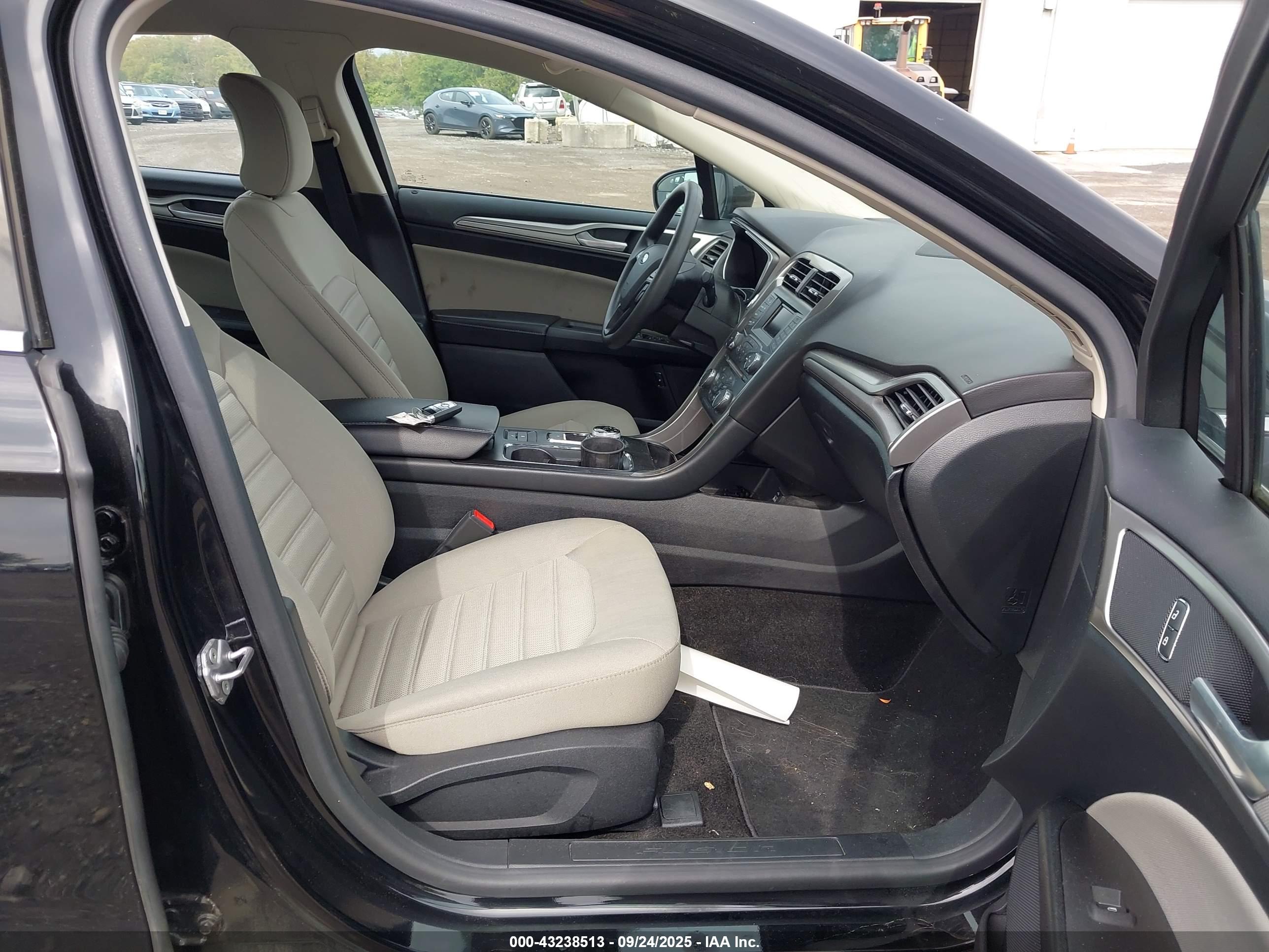 FORD FUSION image 5
