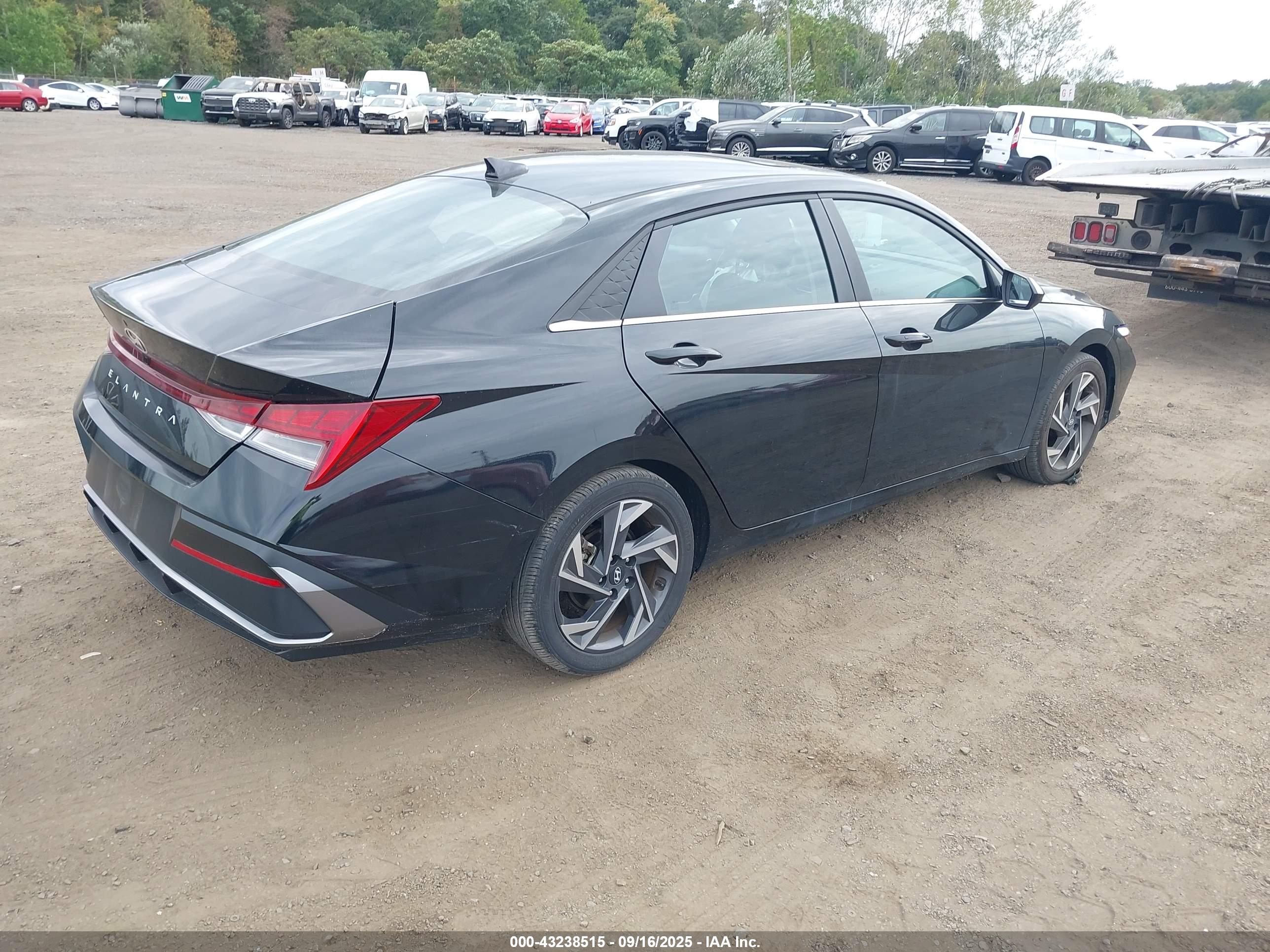 HYUNDAI ELANTRA image 4
