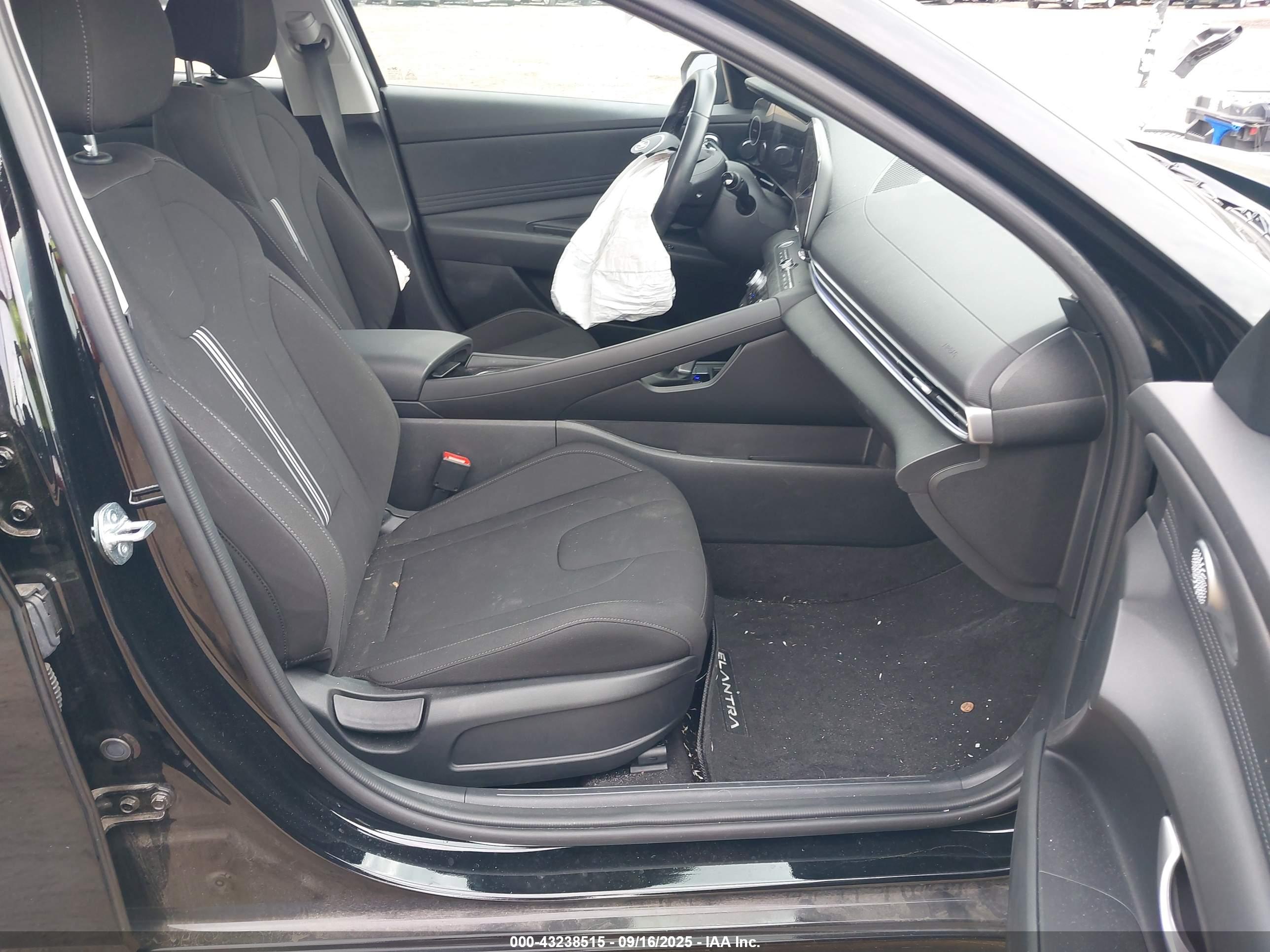 HYUNDAI ELANTRA image 5