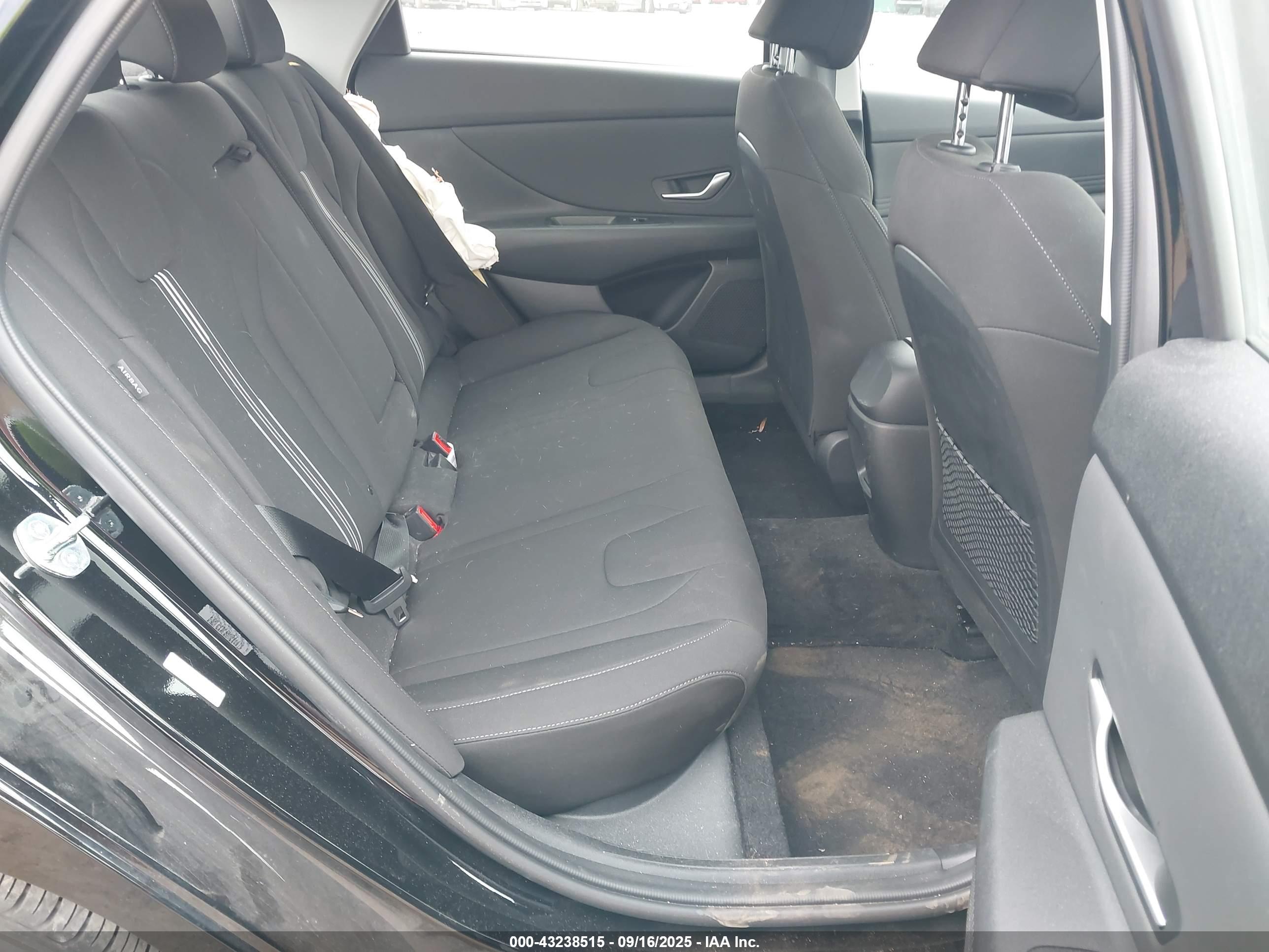 HYUNDAI ELANTRA image 8