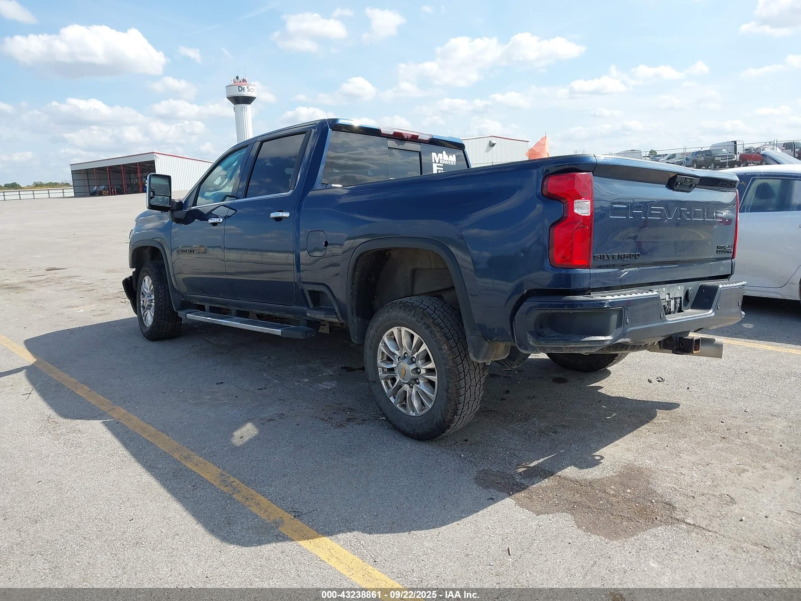 CHEVROLET SILVERADO image 3