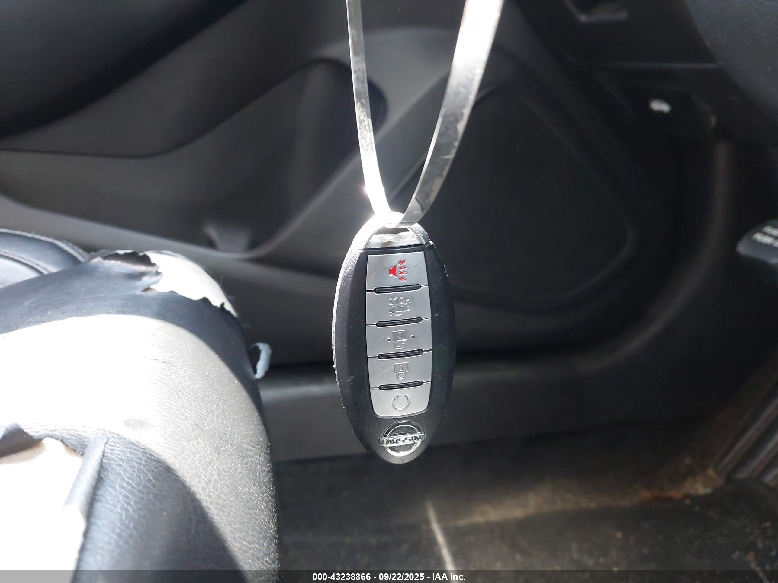 NISSAN MAXIMA image 11