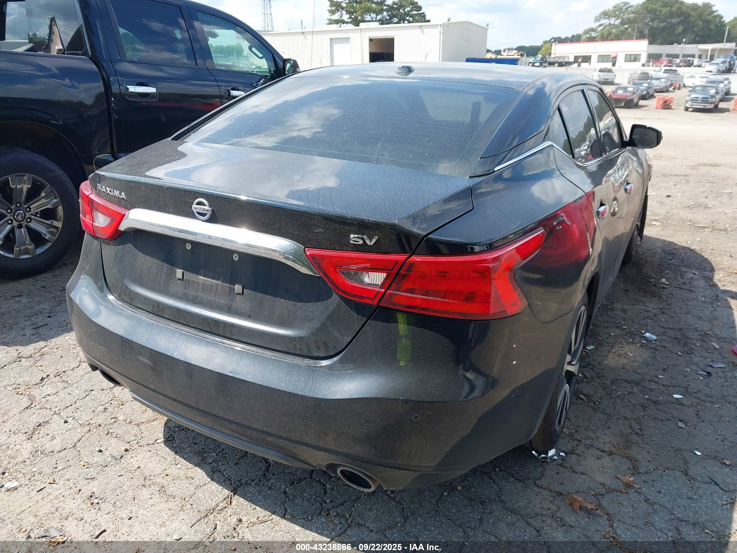 NISSAN MAXIMA image 4