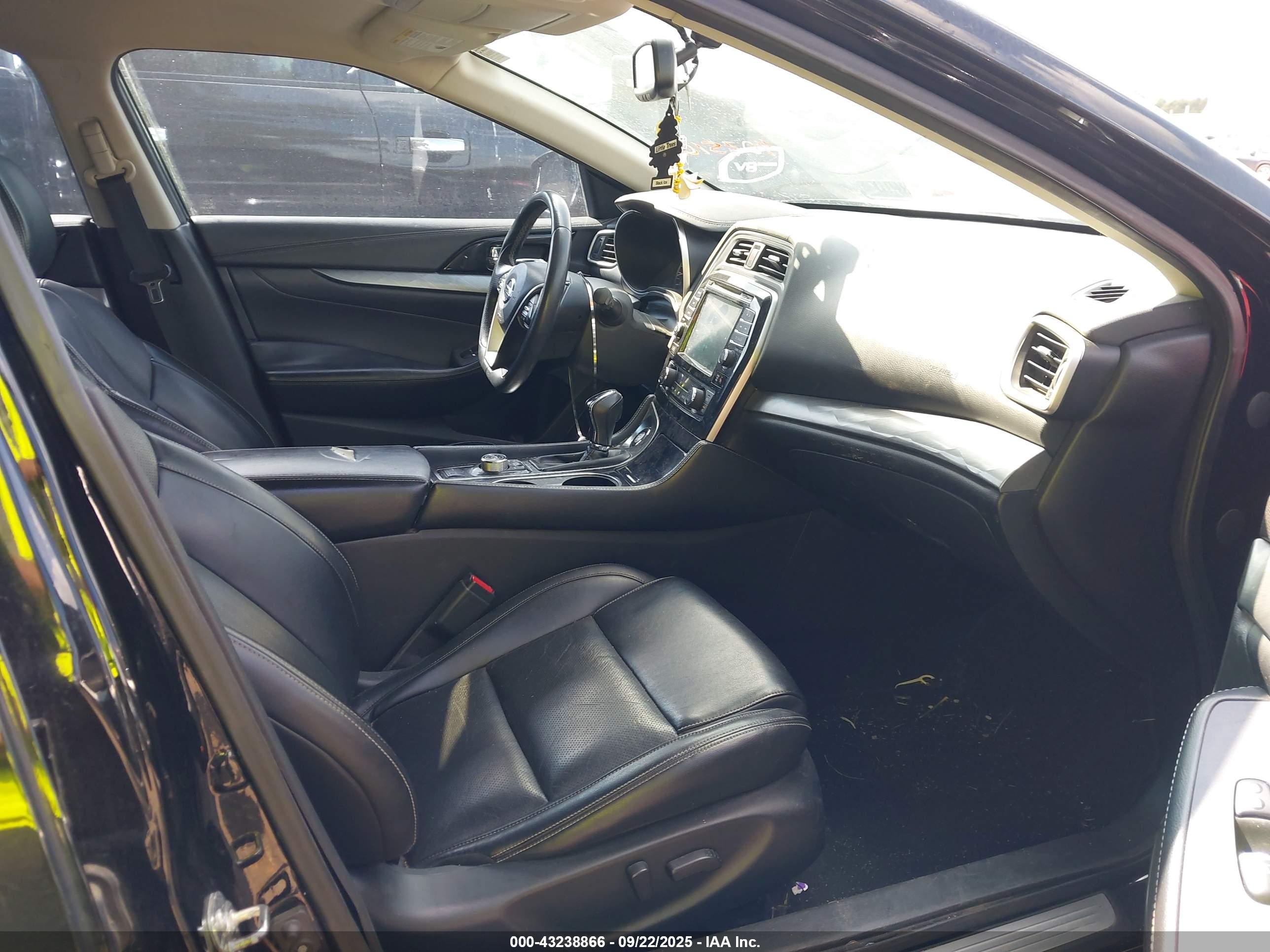 NISSAN MAXIMA image 5