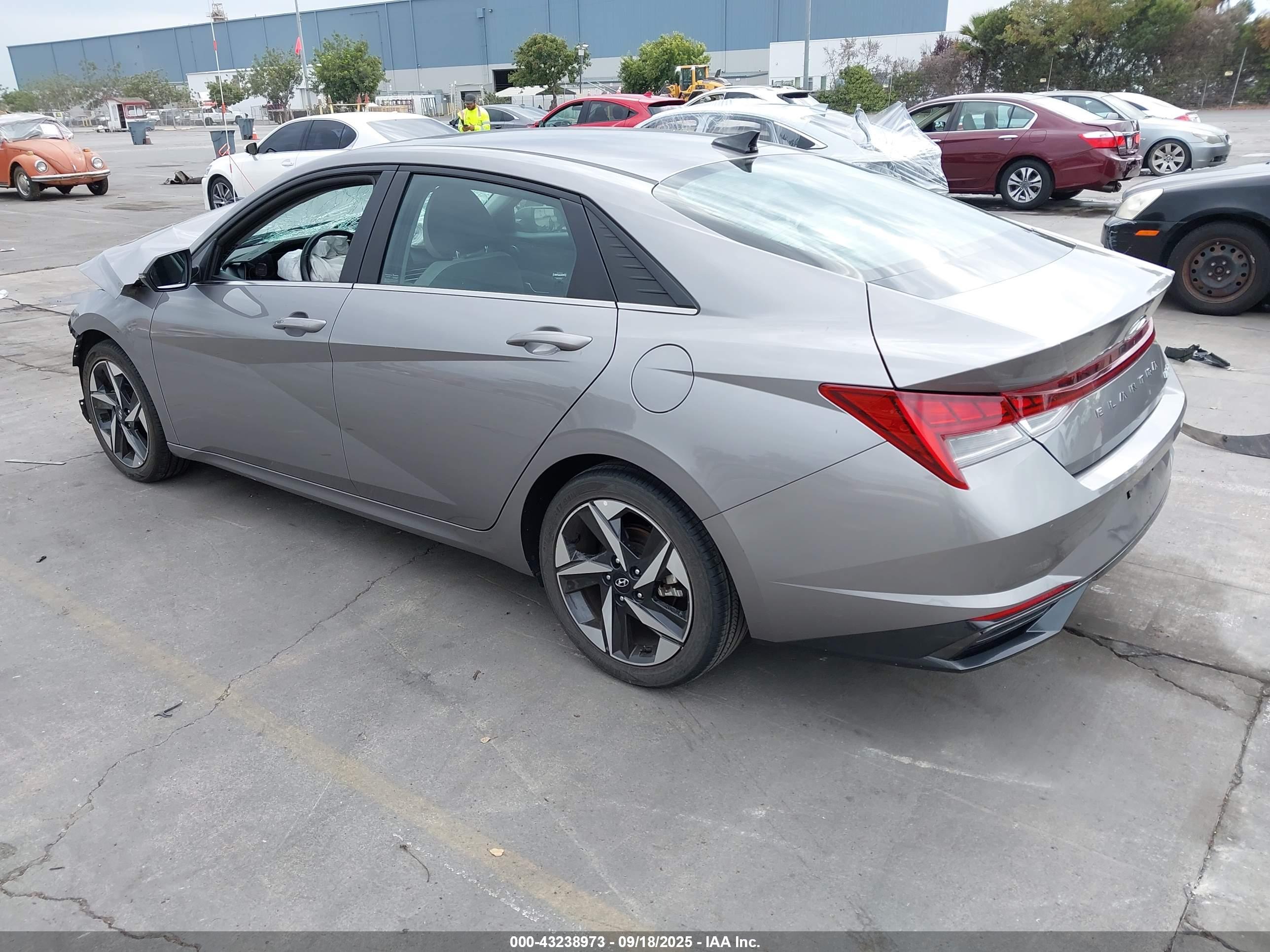 HYUNDAI ELANTRA image 3