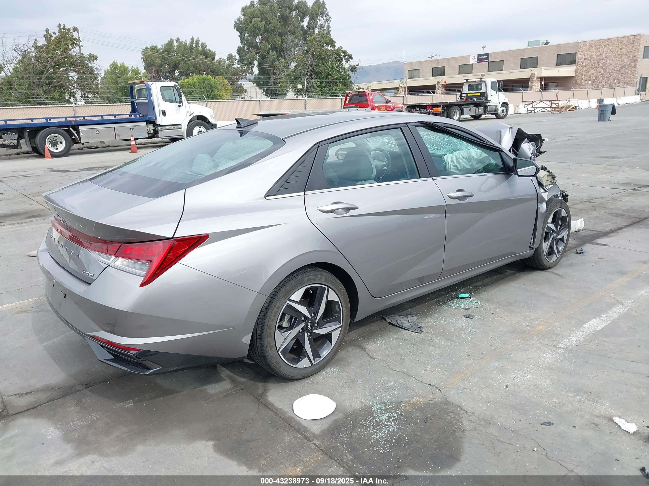 HYUNDAI ELANTRA image 4