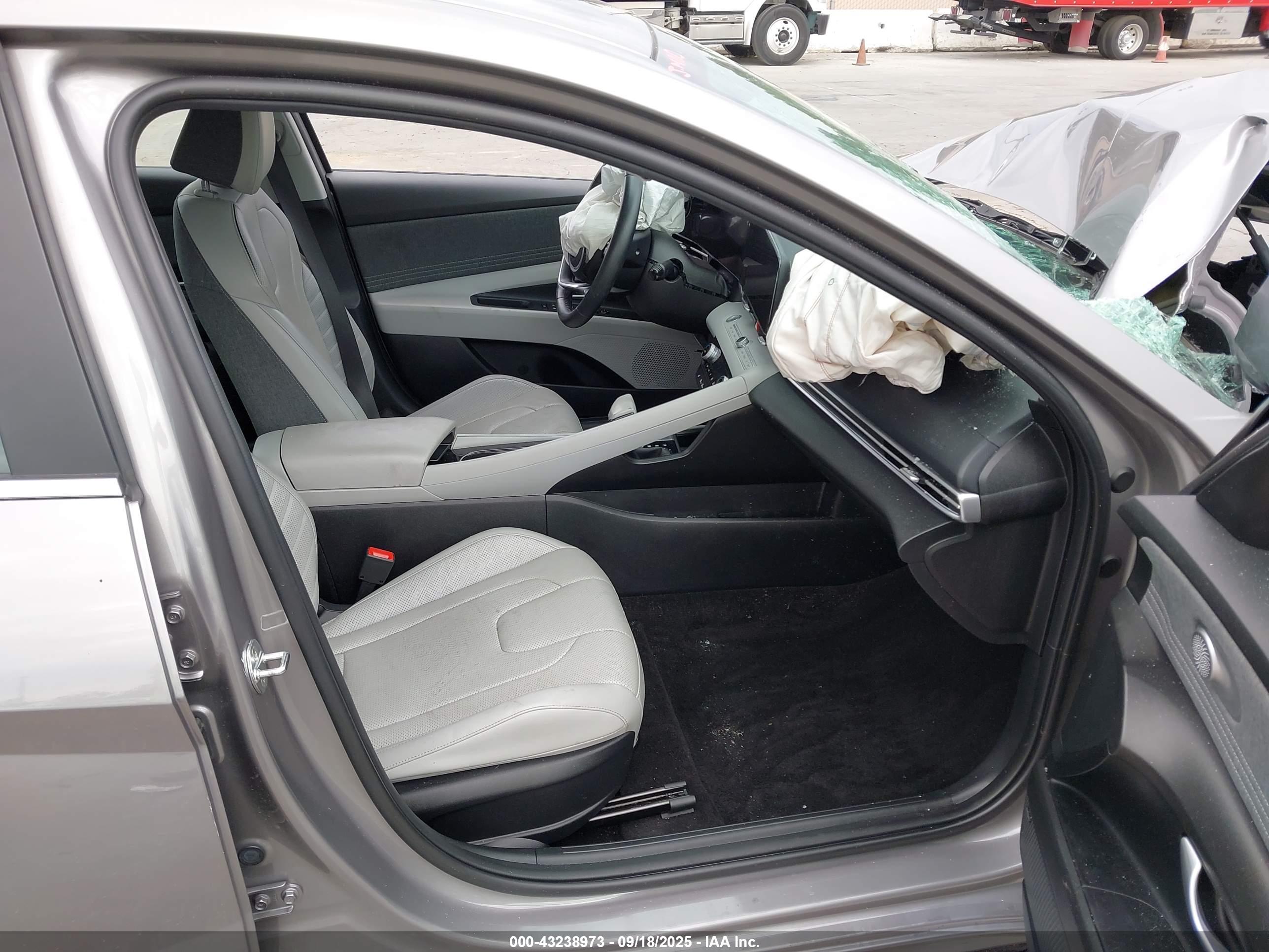 HYUNDAI ELANTRA image 5