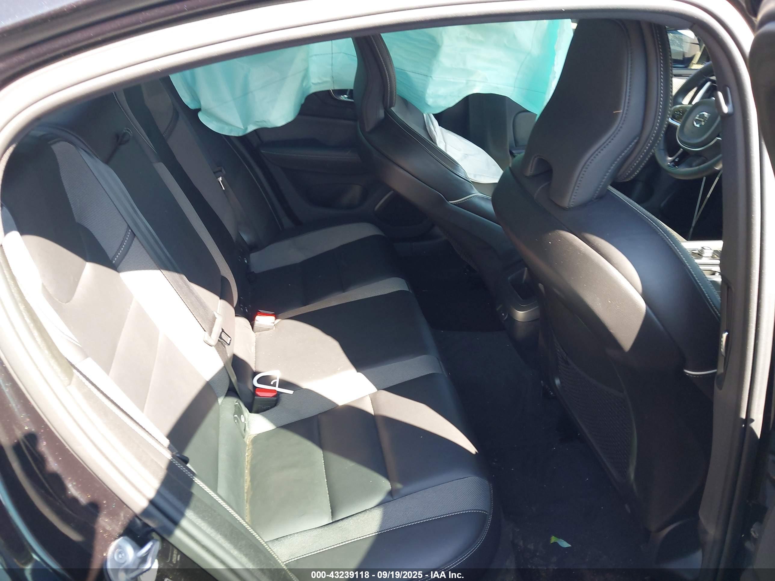 VOLVO S60 image 8