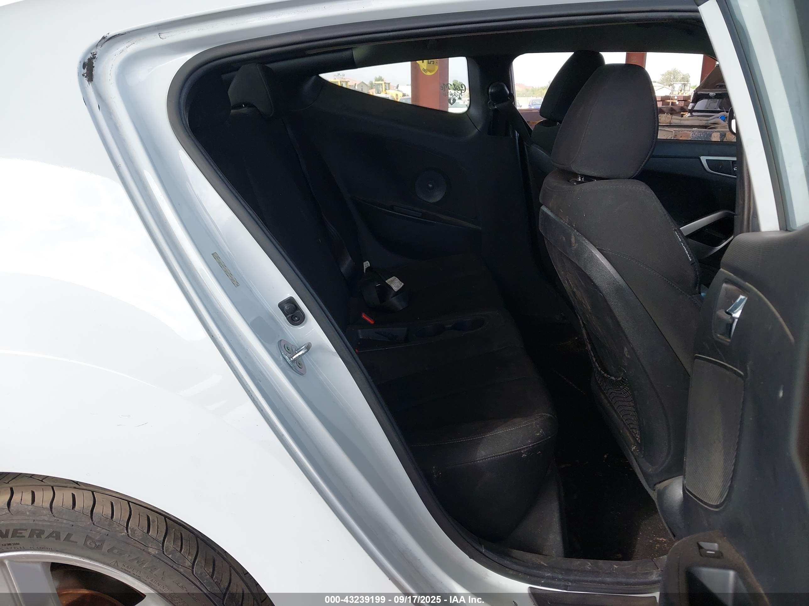 HYUNDAI VELOSTER image 8