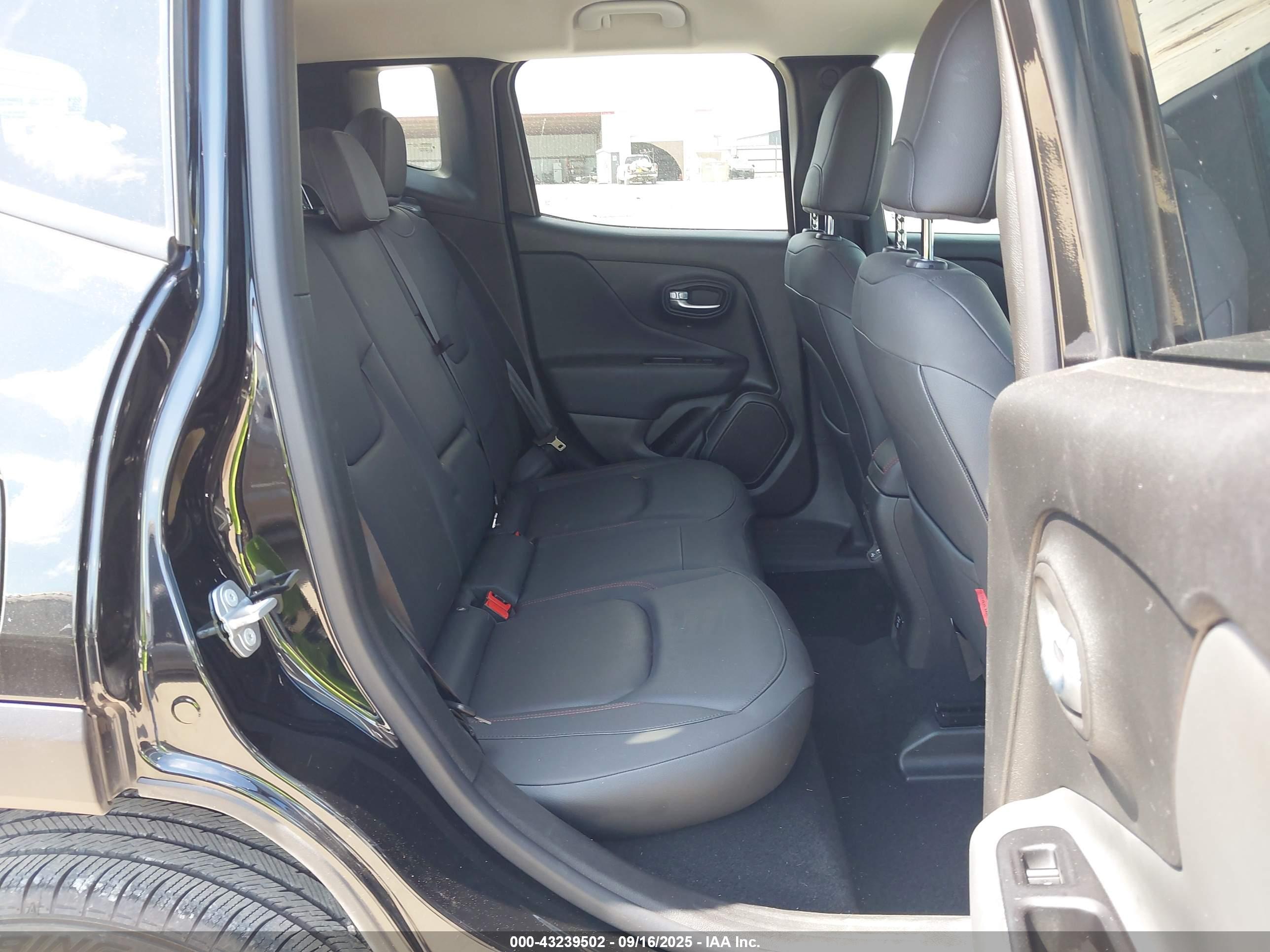 JEEP RENEGADE image 8