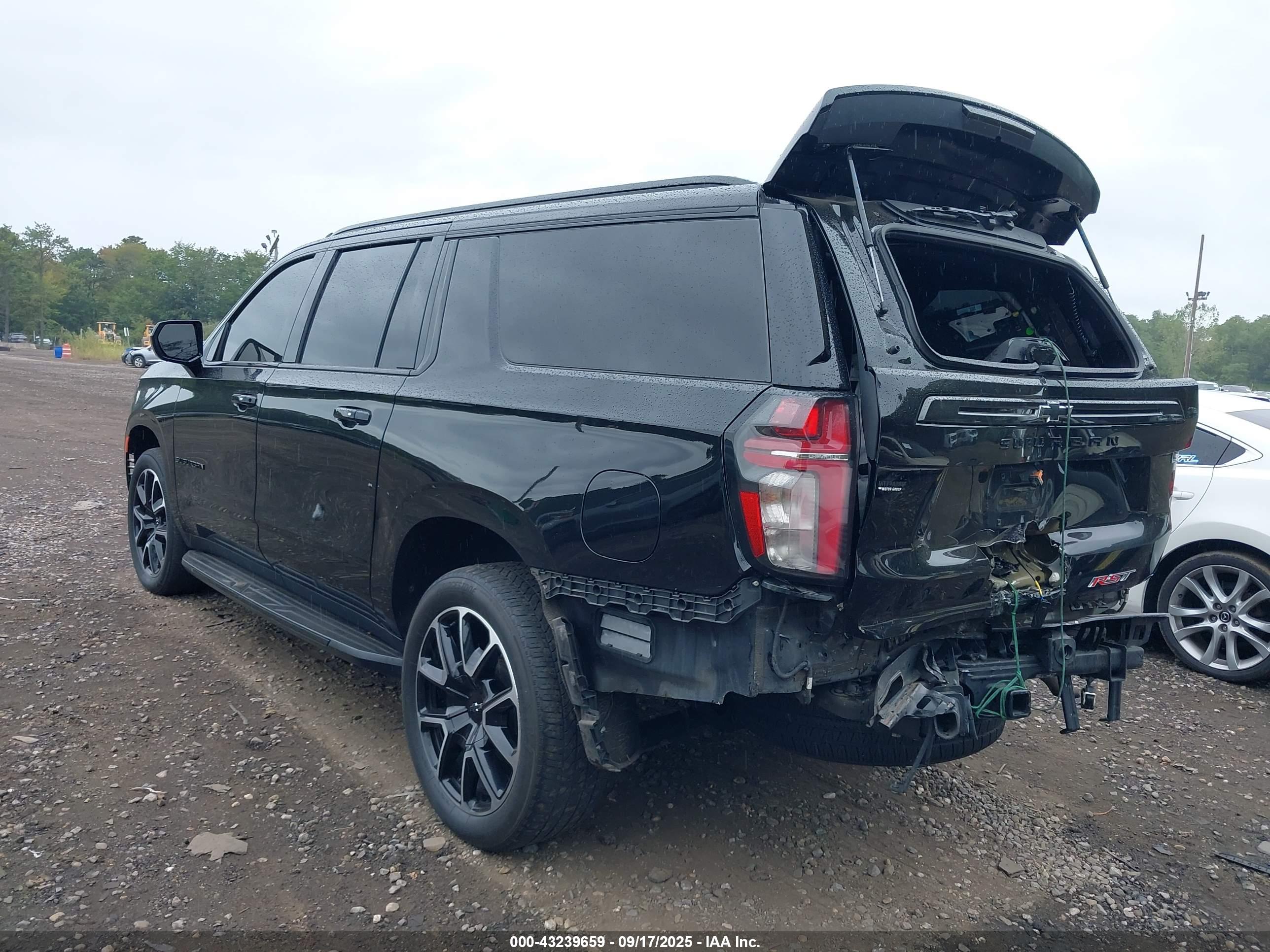 CHEVROLET SUBURBAN image 3