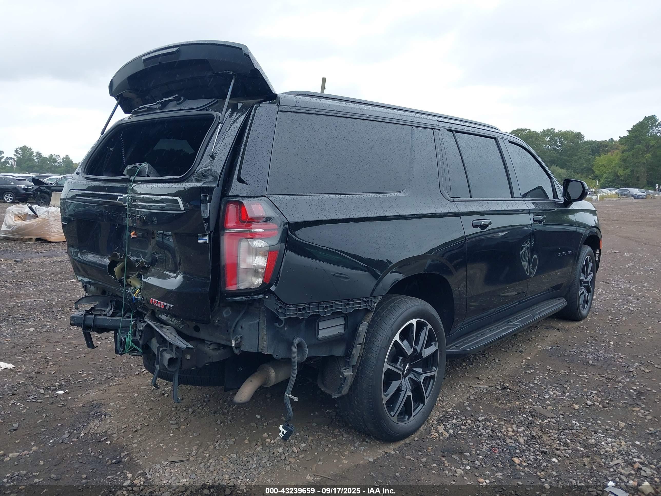 CHEVROLET SUBURBAN image 4