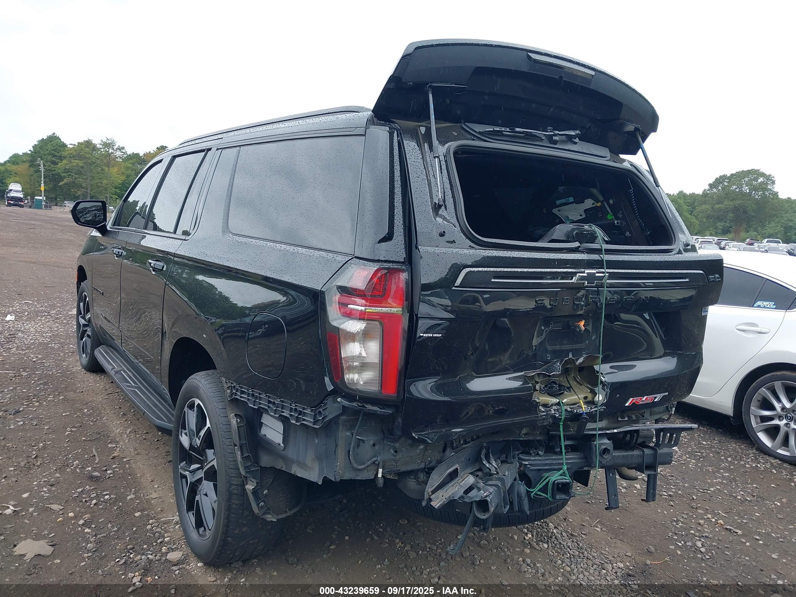 CHEVROLET SUBURBAN image 6