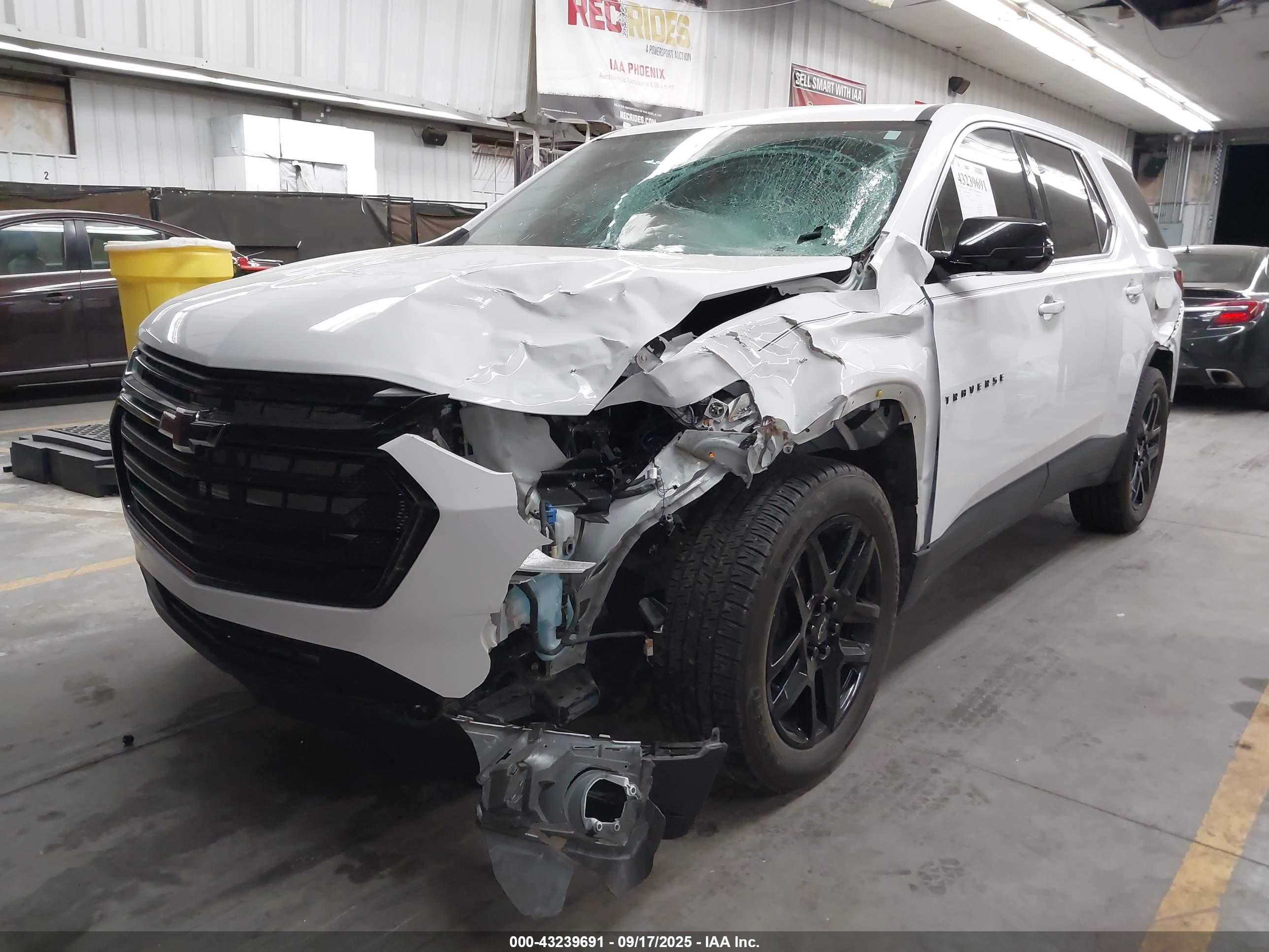 CHEVROLET TRAVERSE image 2