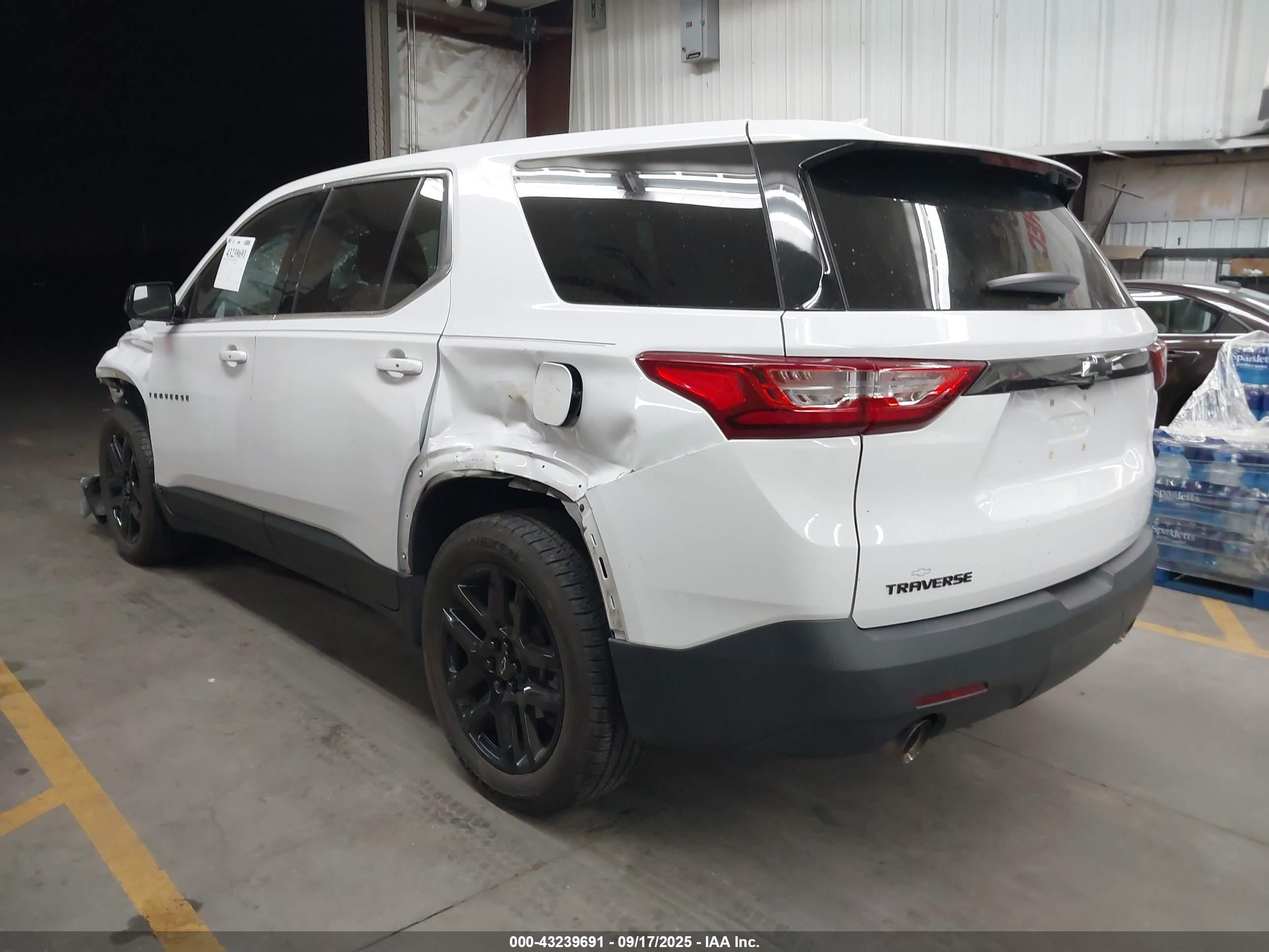 CHEVROLET TRAVERSE image 3