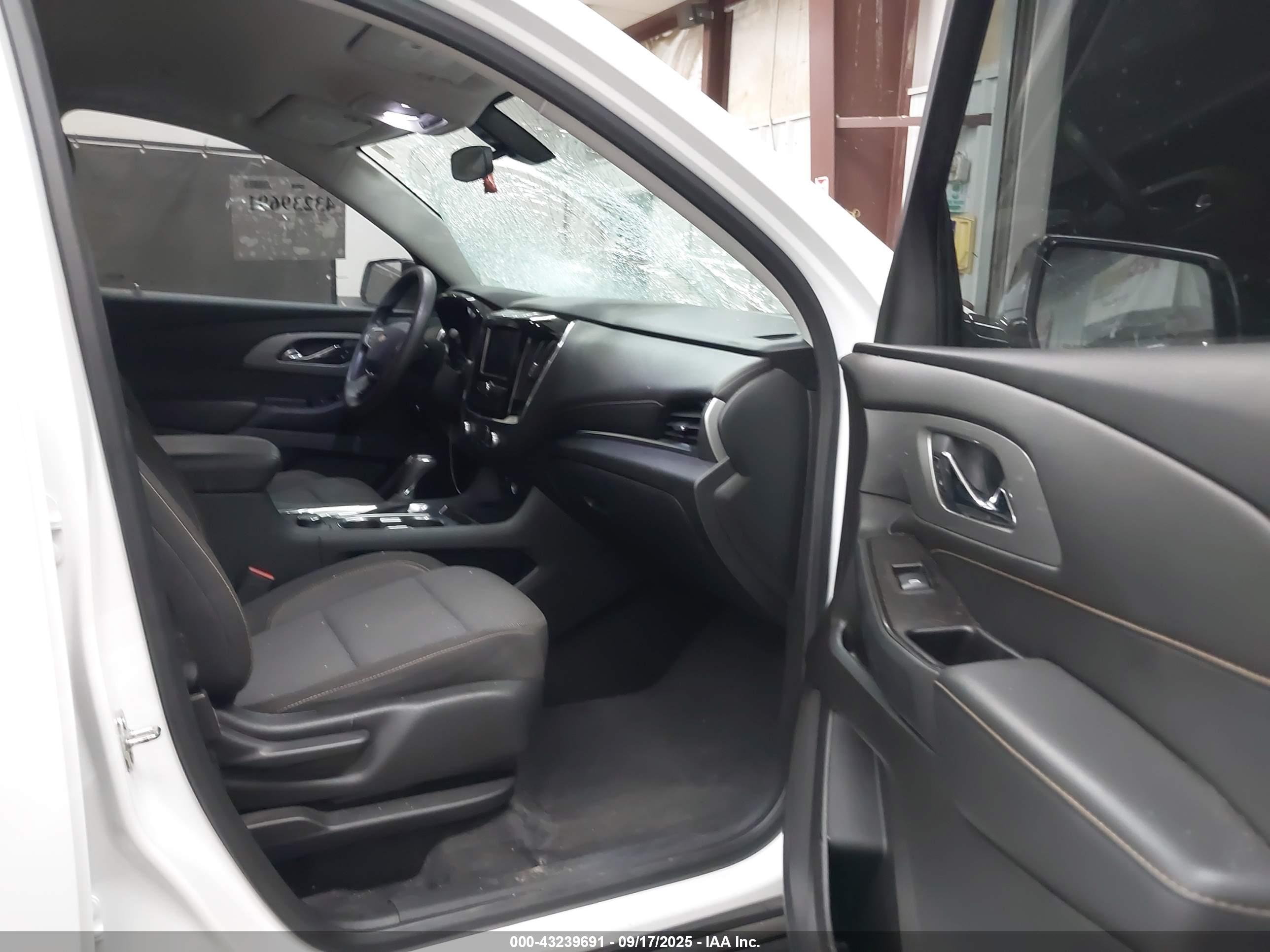 CHEVROLET TRAVERSE image 5
