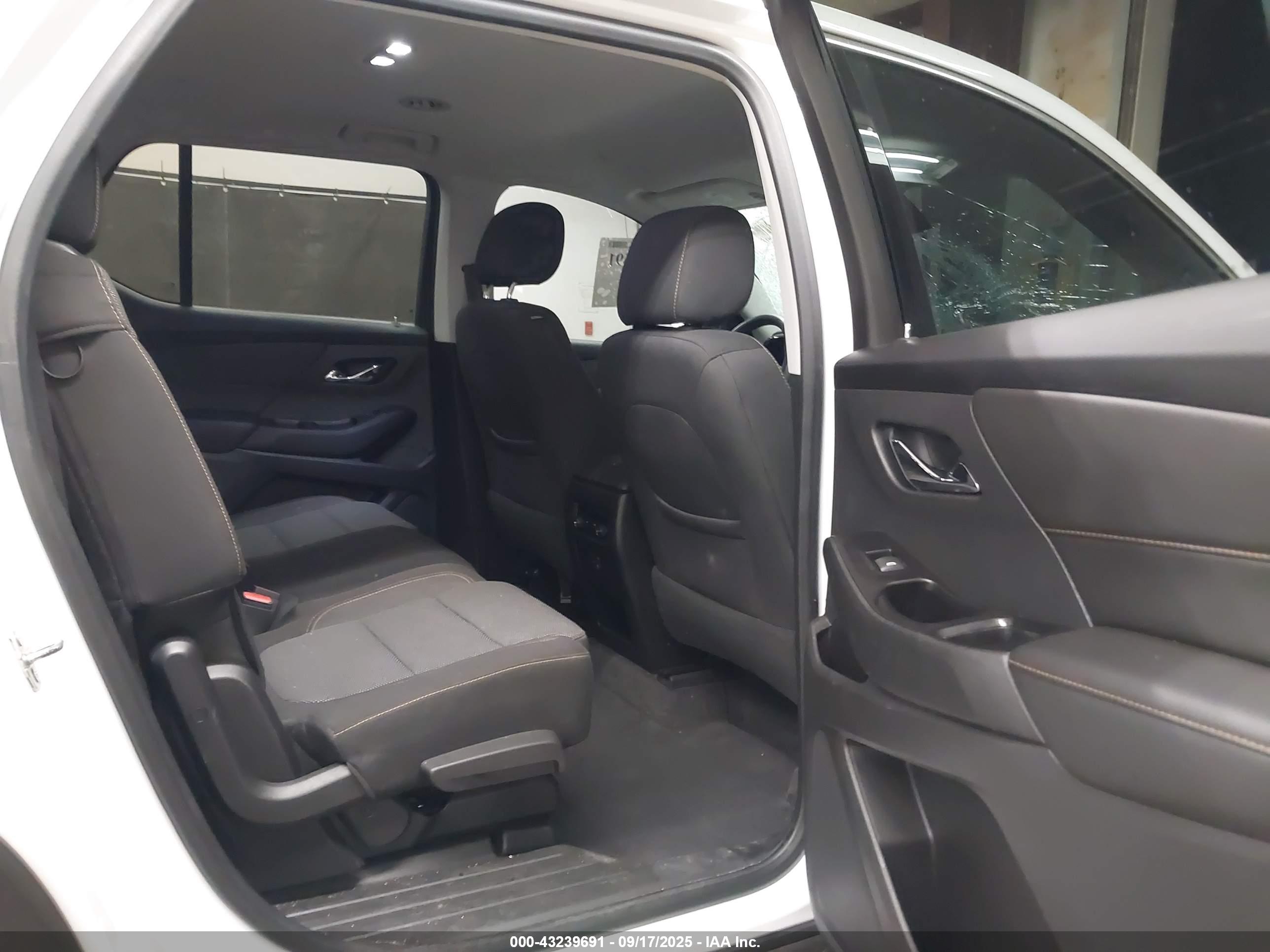 CHEVROLET TRAVERSE image 8