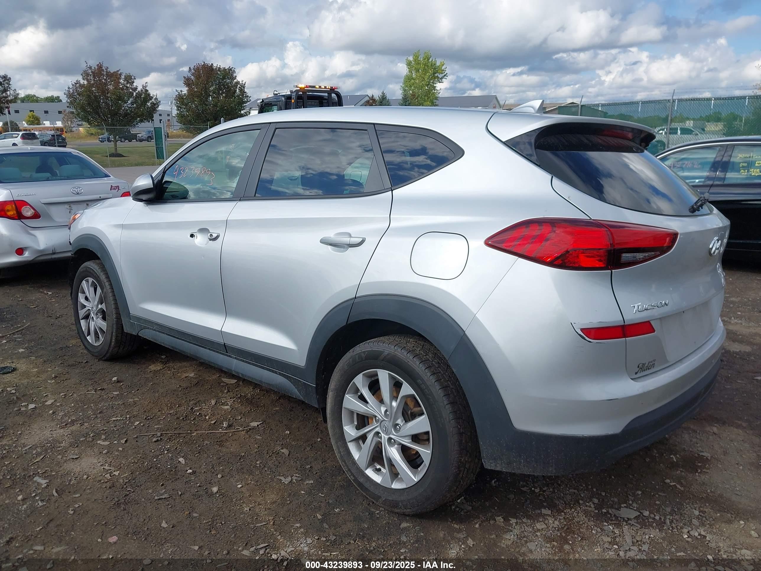 HYUNDAI TUCSON image 3