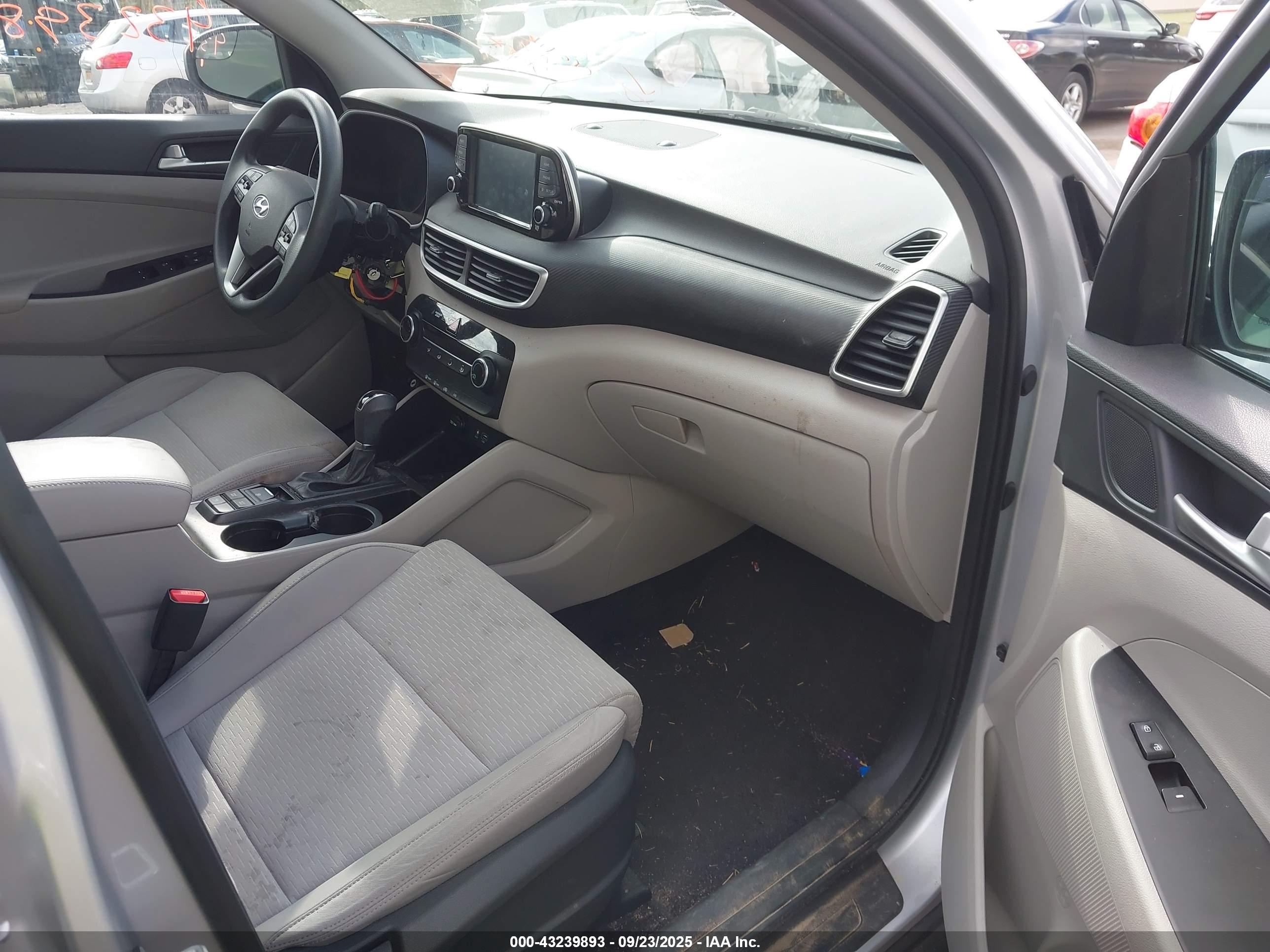 HYUNDAI TUCSON image 5