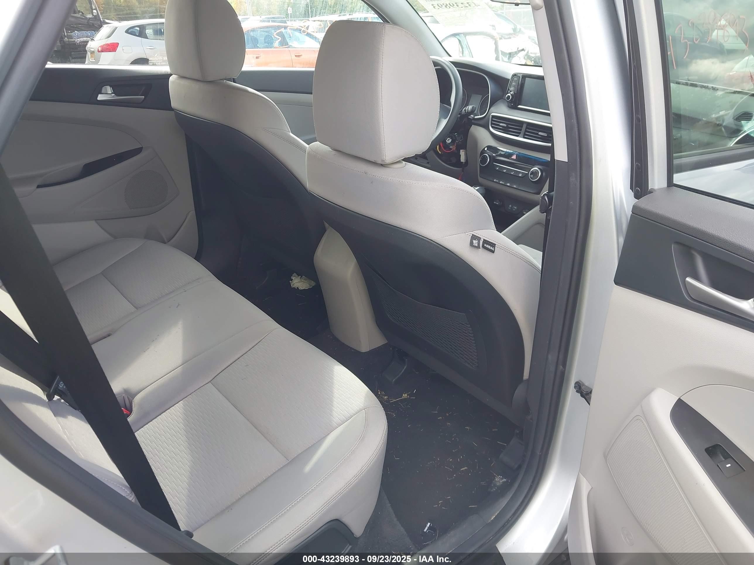 HYUNDAI TUCSON image 8