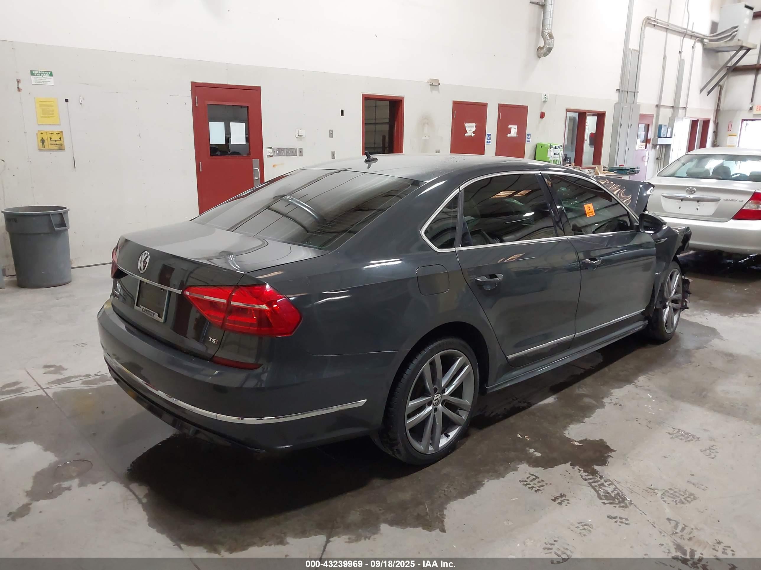 VOLKSWAGEN PASSAT image 4