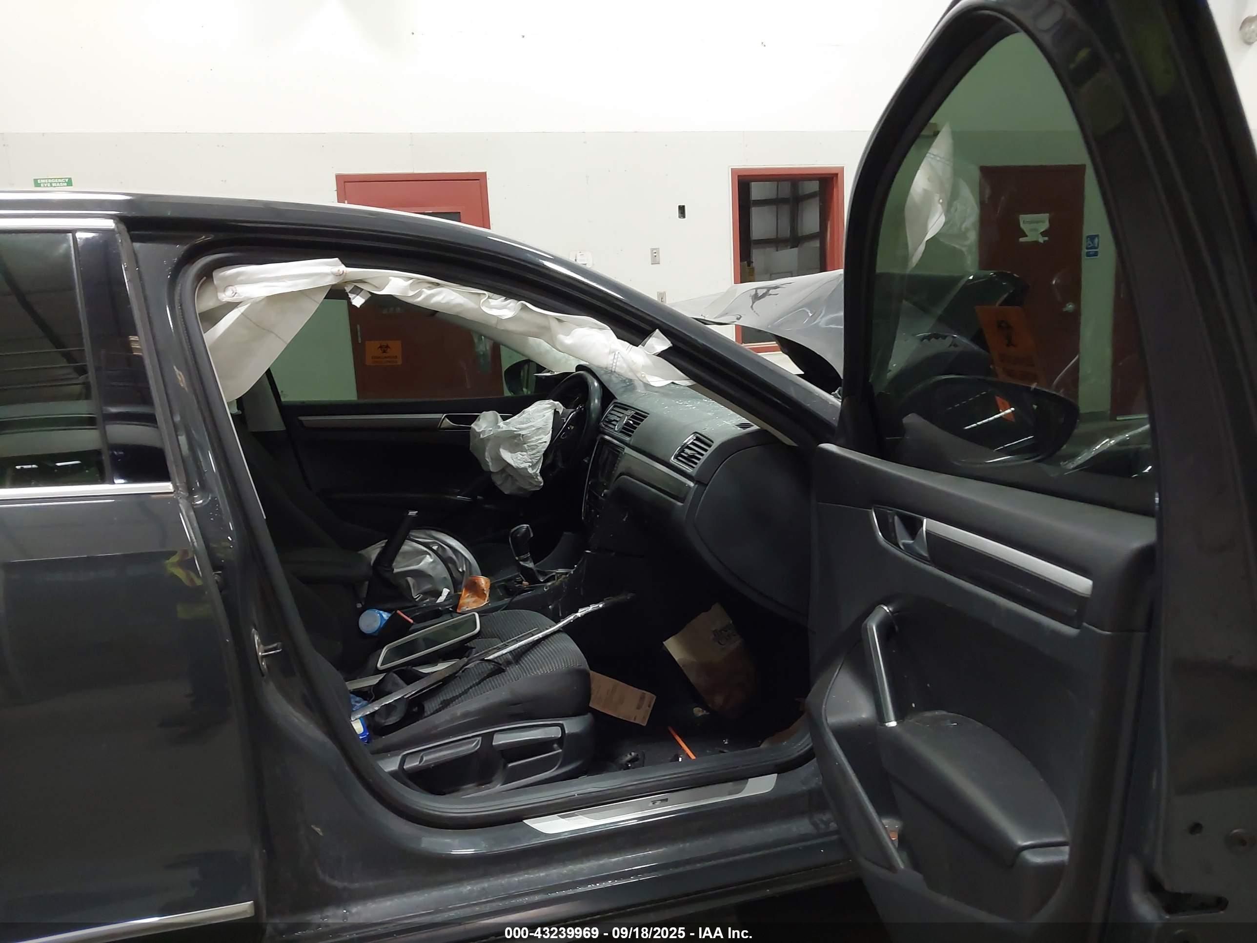 VOLKSWAGEN PASSAT image 5