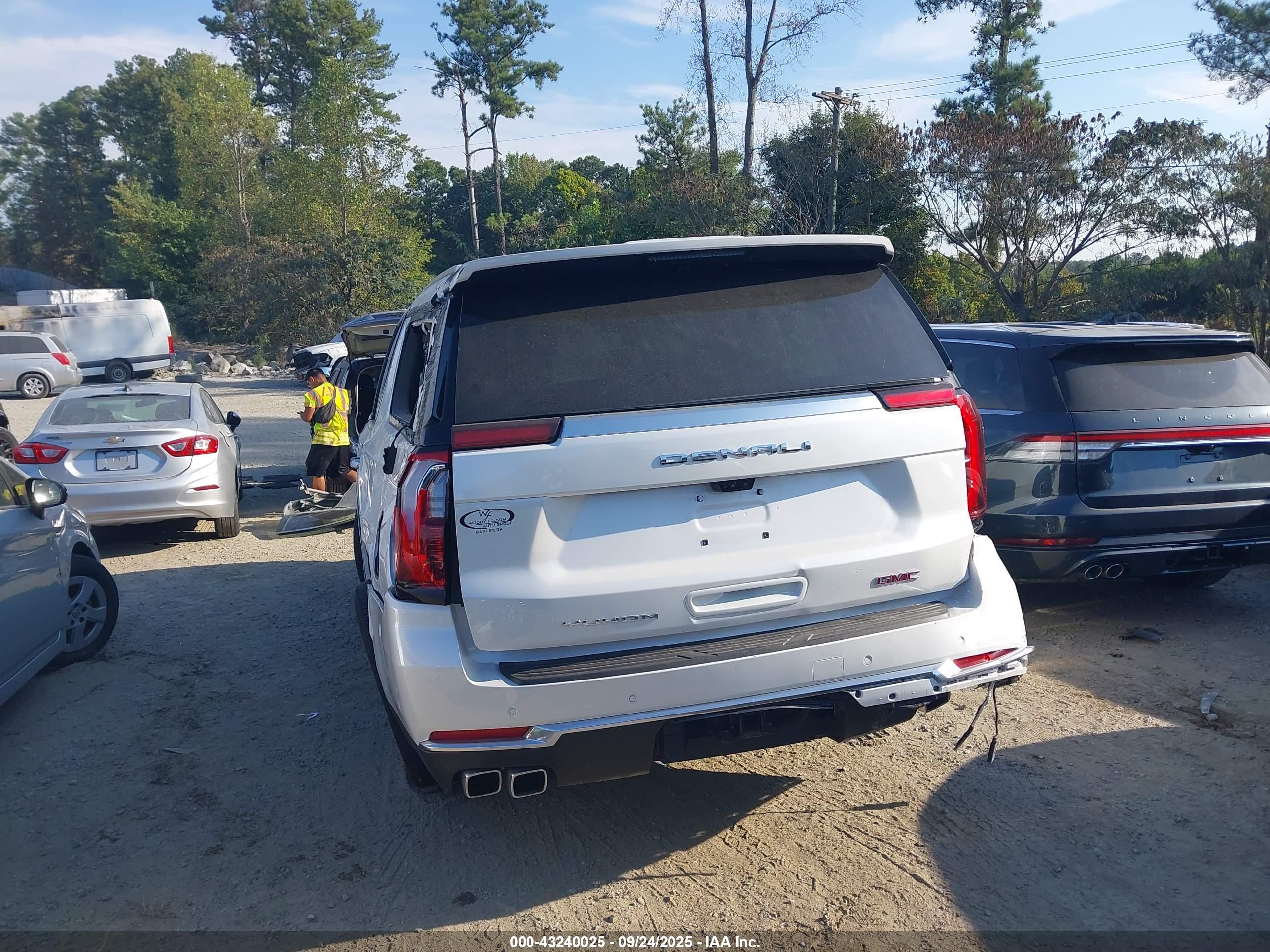 GMC YUKON image 3