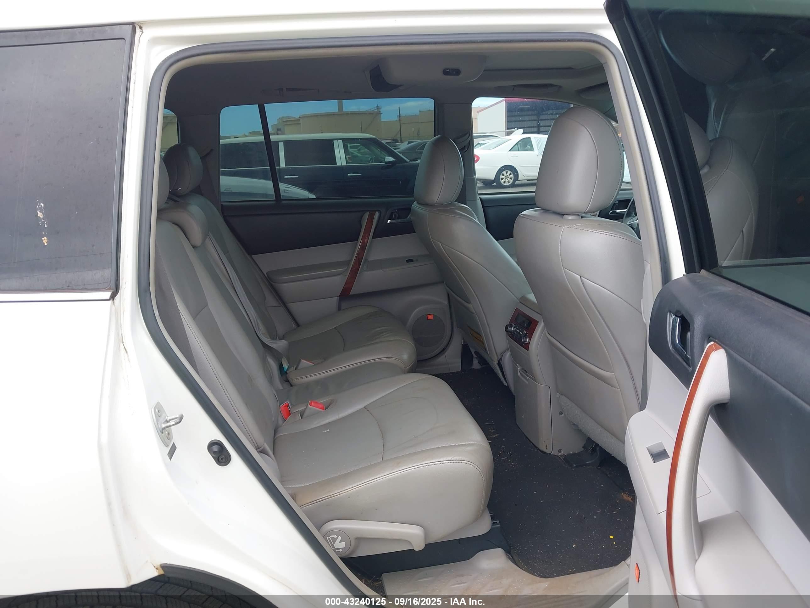TOYOTA HIGHLANDER image 8