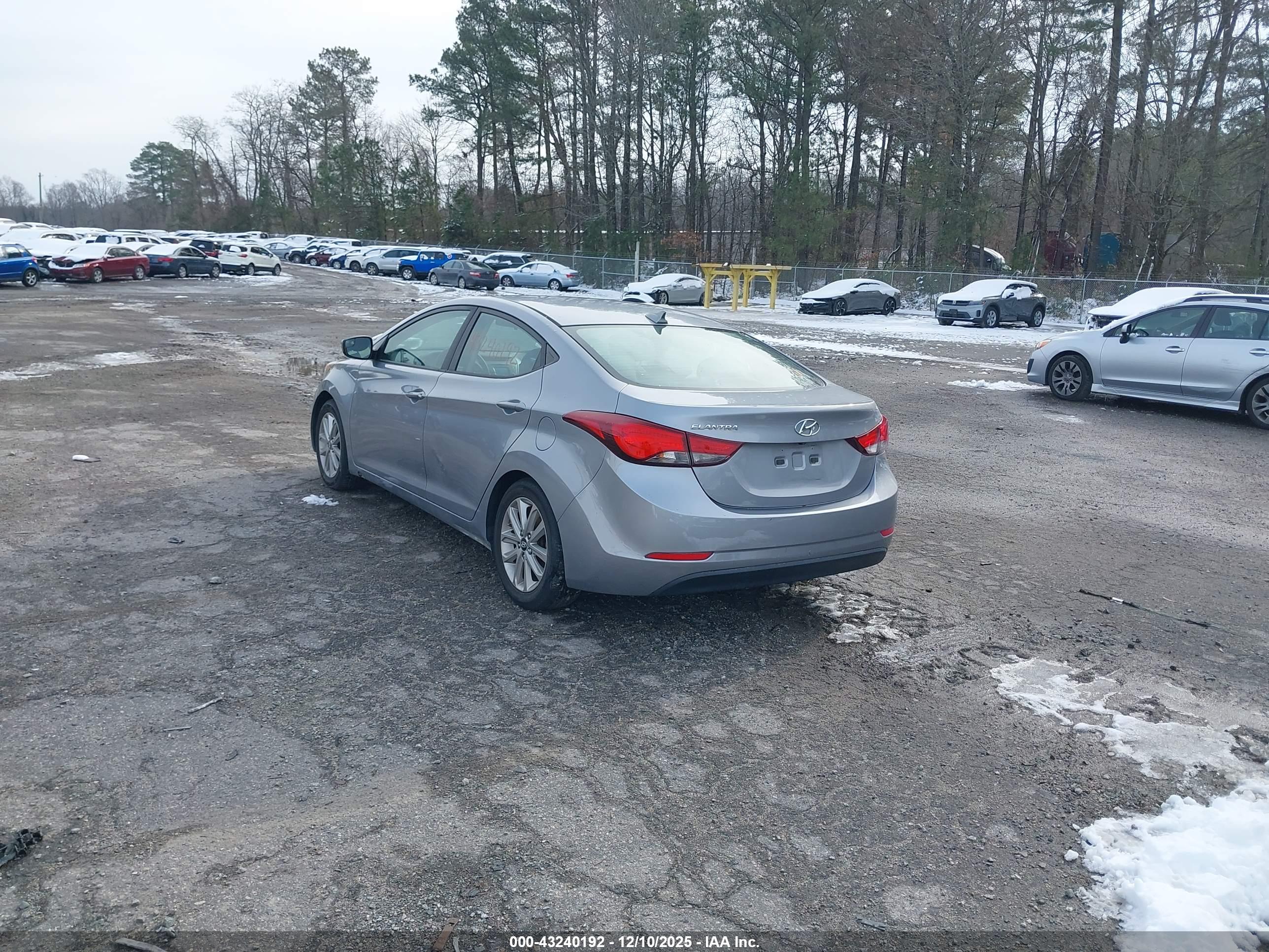 HYUNDAI ELANTRA image 3