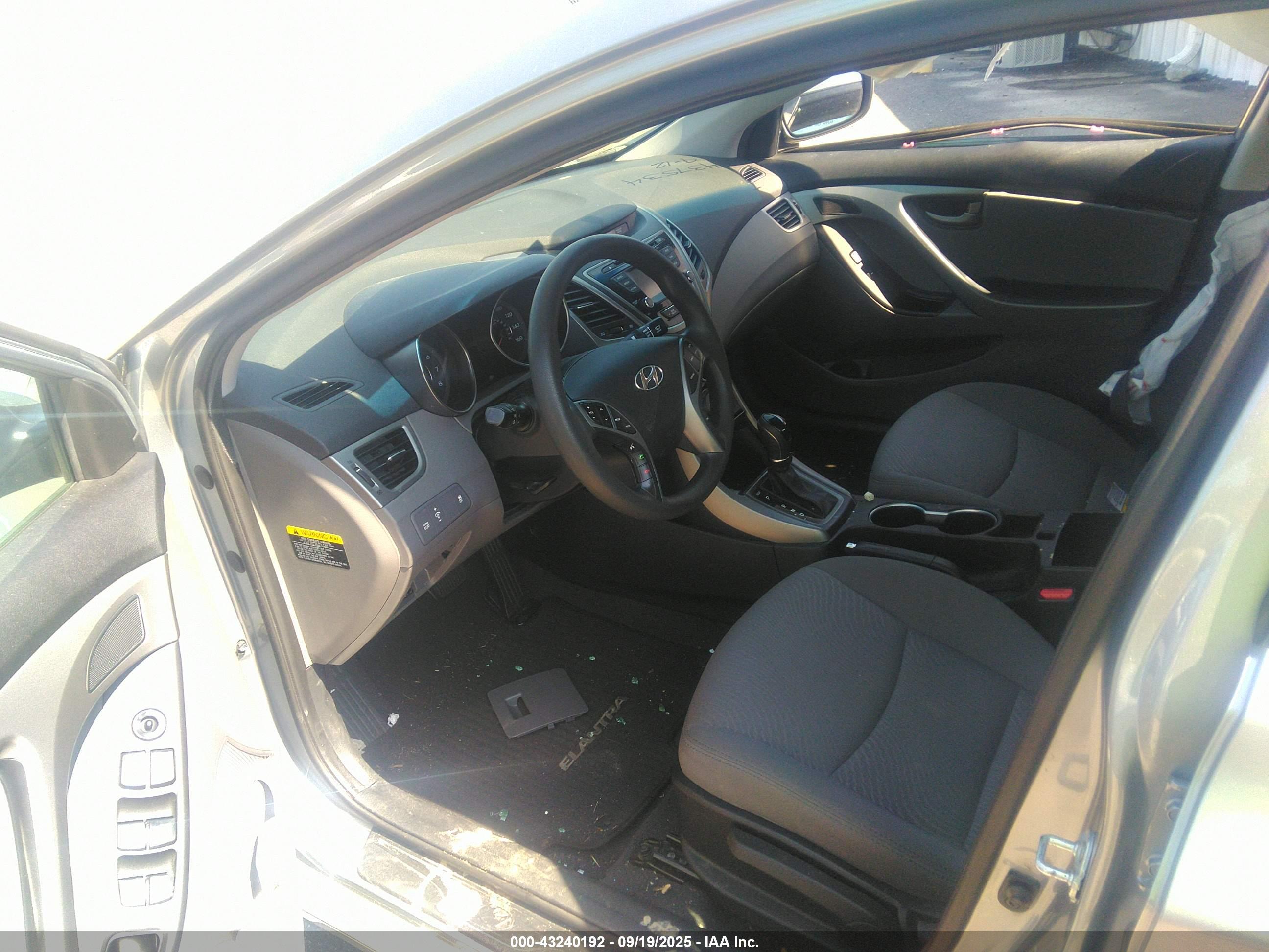 HYUNDAI ELANTRA image 5