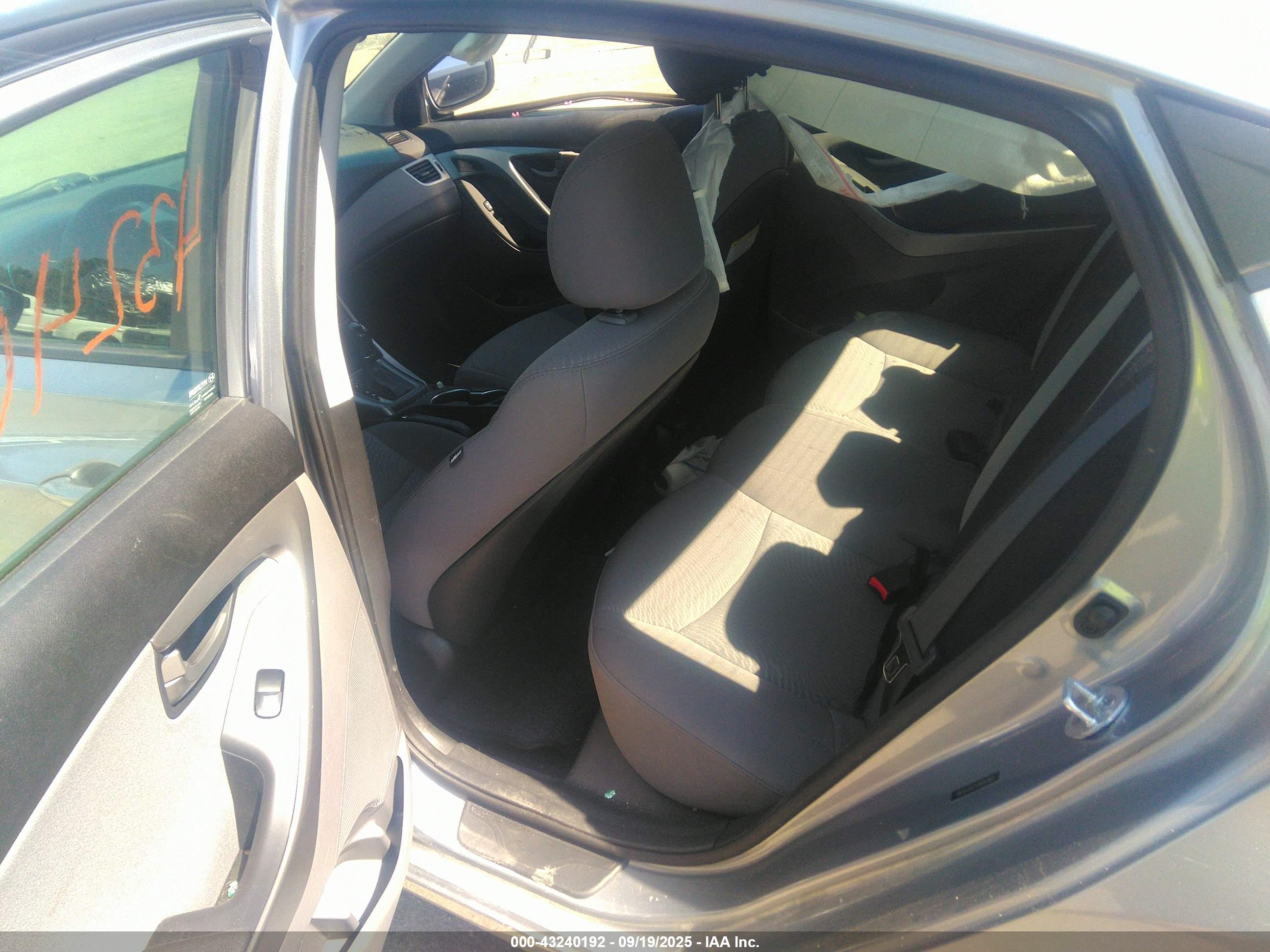 HYUNDAI ELANTRA image 8