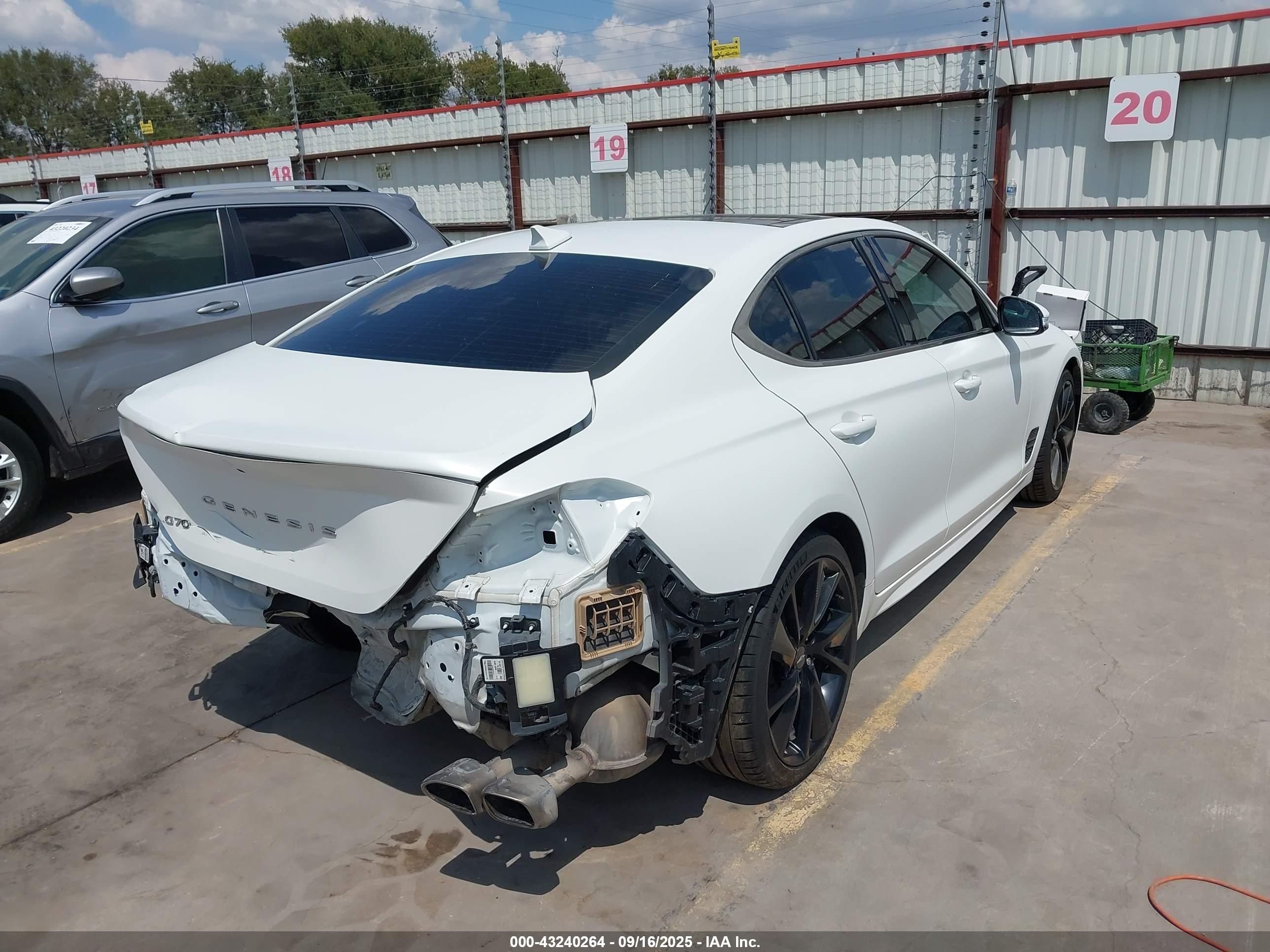 GENESIS G70 image 4
