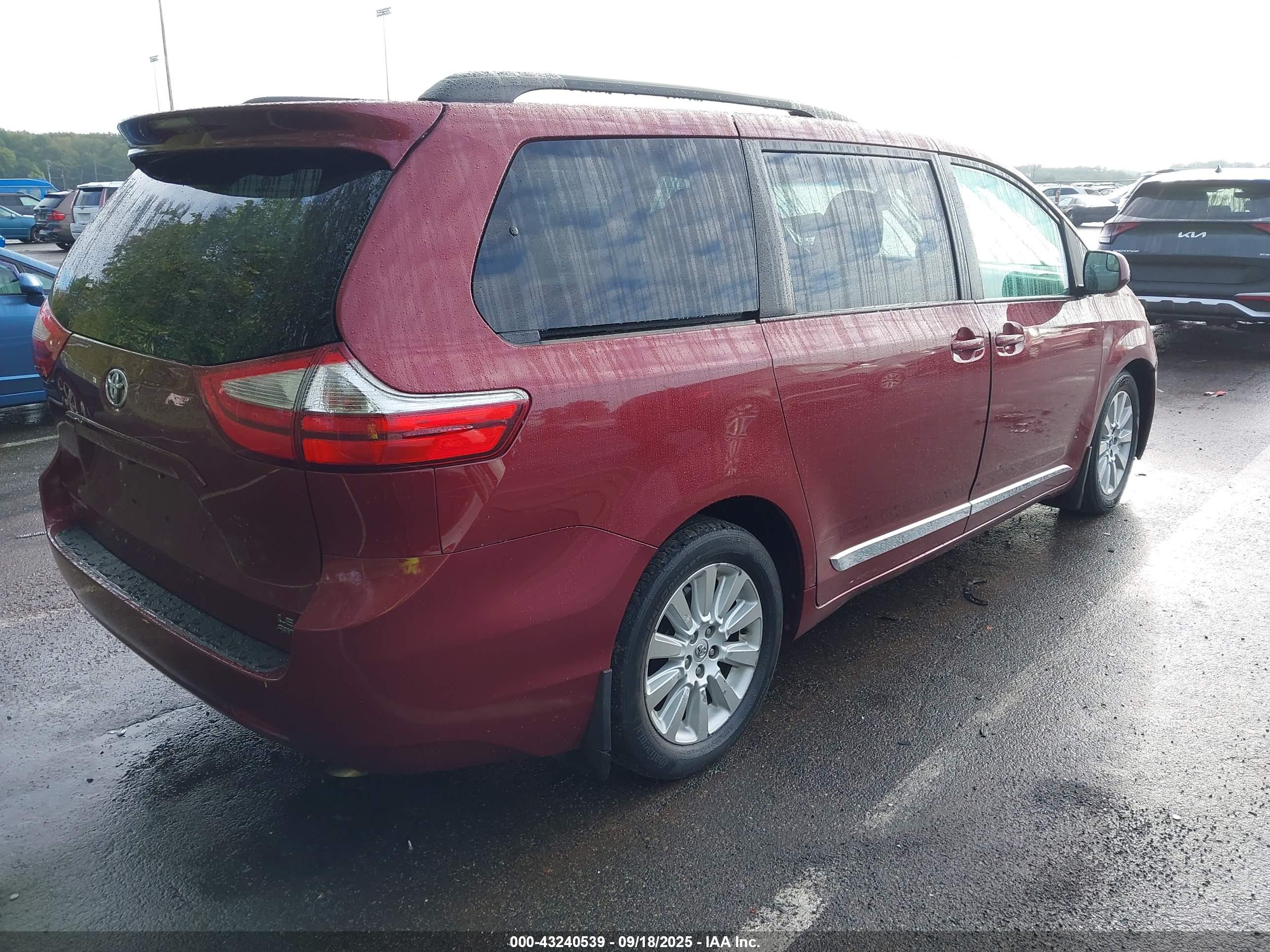 TOYOTA SIENNA image 4